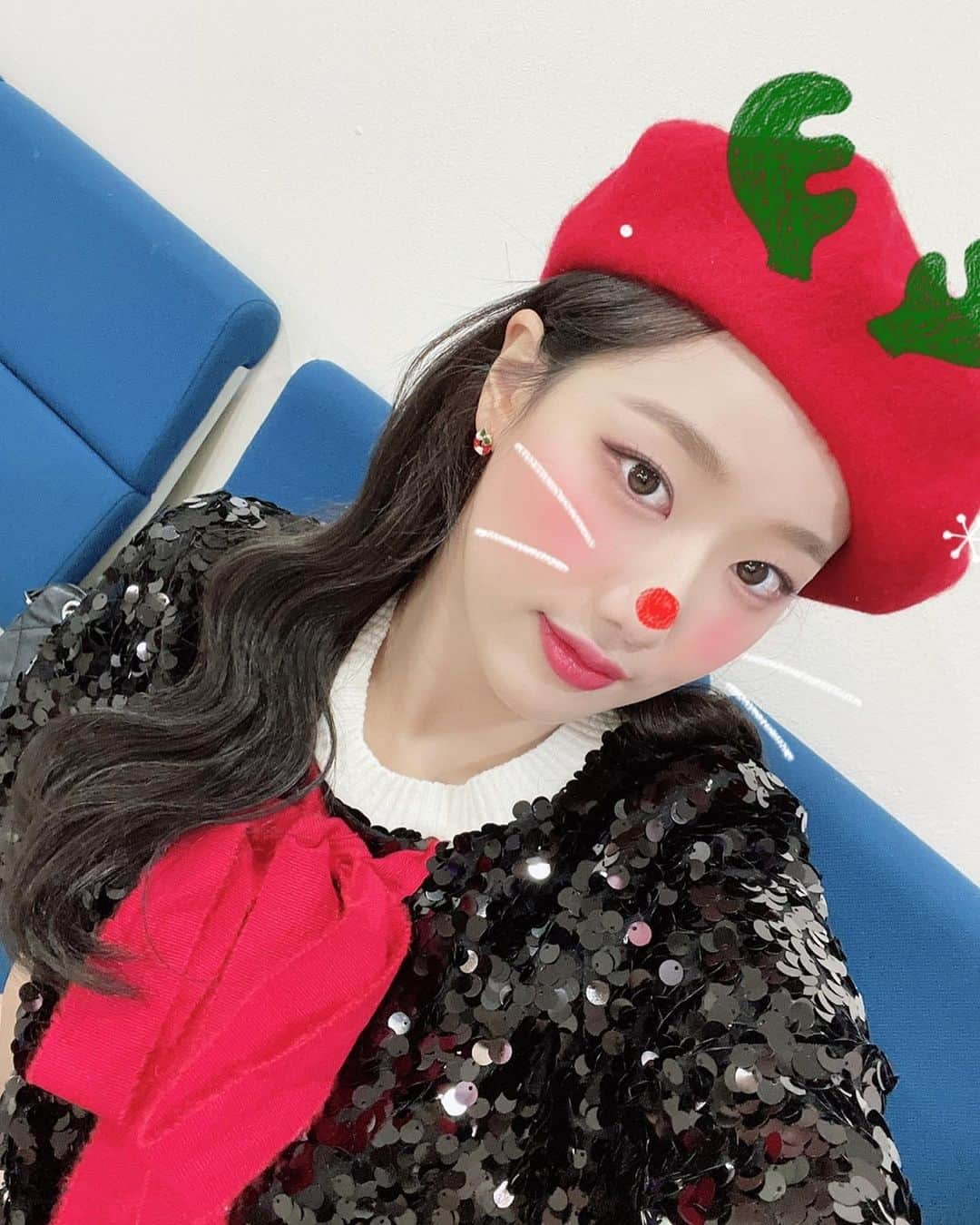 Aprilさんのインスタグラム写真 - (AprilInstagram)「[#나은] 낭돌프와 낭산타가 선물하는 미리 메리 크리스마스🎄 잠시 후 3시 40분 올해 마지막 낭니가요가 방송됩니다❣️ 2020년 일요일도 낭니가요 덕에 행복했다❤️✨  #APRIL #에이프릴 #이나은  #SBS #인기가요 #낭니가요」12月13日 15時08分 - official.april