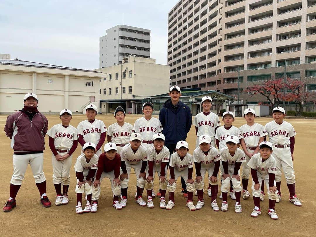 阪口皓亮のインスタグラム：「小学校のチームに挨拶をしてきました💪🏻 みんなの元気にたくさん力をもらいました‼️  #横浜DeNAベイスターズ #阪口皓亮」