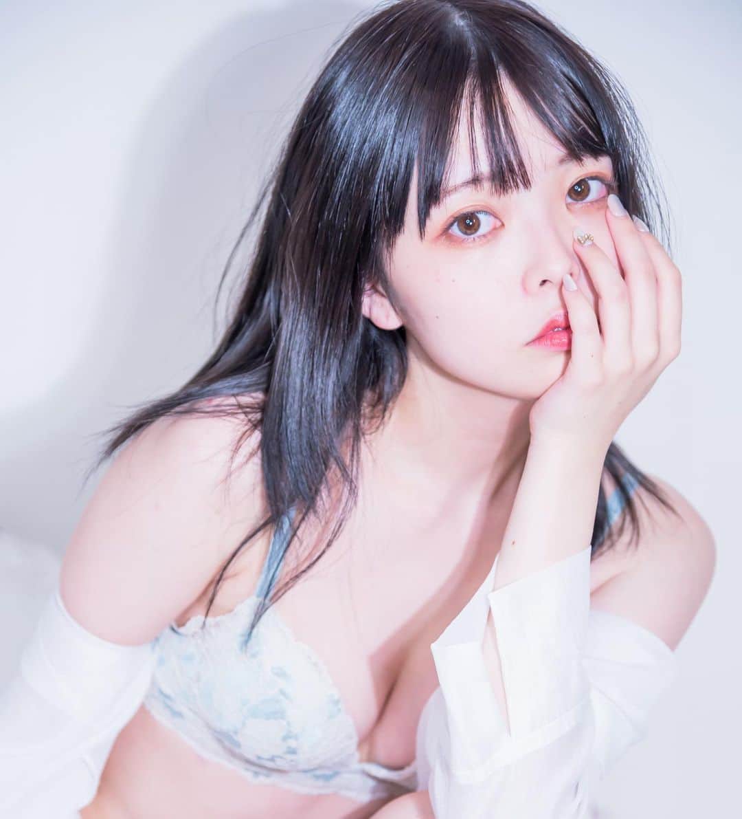 柳葉ころんさんのインスタグラム写真 - (柳葉ころんInstagram)「年末12/30に行われるコスホリックという即売会にて写真集を頒布する予定です！ こんな感じのエモカッコいい厚めの写真集になるはず。是非来て！手に入れてね！  #cosholic  #コスホリ #cosplayer  #japanesegirl  #lingerie」12月13日 15時10分 - koronsuiclinic