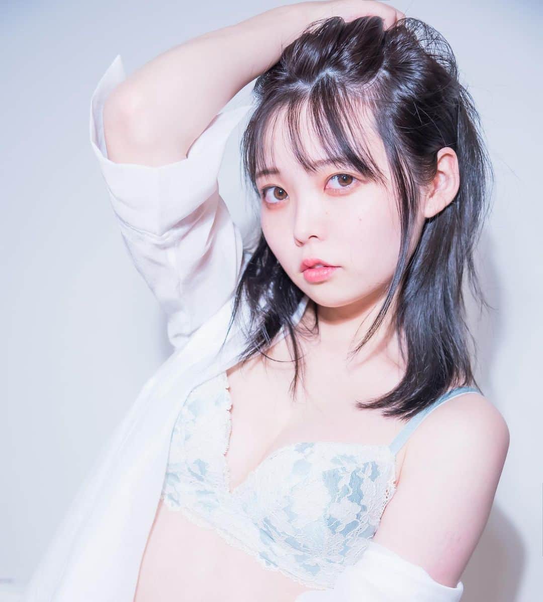 柳葉ころんのインスタグラム：「年末12/30に行われるコスホリックという即売会にて写真集を頒布する予定です！ こんな感じのエモカッコいい厚めの写真集になるはず。是非来て！手に入れてね！  #cosholic  #コスホリ #cosplayer  #japanesegirl  #lingerie」