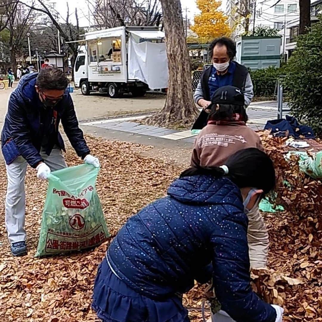 ヒルトン名古屋さんのインスタグラム写真 - (ヒルトン名古屋Instagram)「月に一度のコミュニティー清掃活動「グリーンハンズ」。チームメンバーのボランティアが地域の方々と一緒に仲ノ町公園内のごみや落ち葉拾いを行いました。今日は今年最後の活動ということで、清掃後にホットチョコレートやコーヒー、シュトレンを参加者に提供させていただきました。   Our monthly community activity, Green Hands! Team Members volunteered to clean Nakanomachi Park near the hotel with neighbors. To celebrate the last activity for this year, we offered hot chocolate, coffee and stollen after cleaning.」12月13日 15時11分 - hiltonnagoya