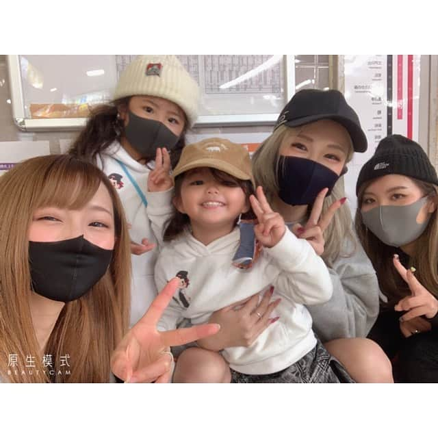 櫻井綾奈さんのインスタグラム写真 - (櫻井綾奈Instagram)「. 5月ぶりのいと＆うた＆りな👭💓 はーたらも含めて揃うのは4年振り🥶 . . 相変わらず可愛いちびーずに癒されたし 久しぶりに会えて語れてシアワセ♡♡ . 写真撮って〜撮って〜！攻撃すごくて 女の子だなあって実感🥺マジで天使🥺 . . 禰豆子と炭治郎のコスプレ欲しい！って言われて その場でポチった貢ぎオバさん2人です☺️☺️☺️ . いと誕生日だし、クリスマスだしね🎁☆*。 . 後日送られてきた写真と動画が さいっっっこうに可愛かったァ🤣💓 . . 次は大人だけでランチでも行こう🍽 . . 本日はお休みです💫 地元帰るよんっっ( °꒳° ) . . . #池袋 #ikebukuro #キャバ #キャバクラ #キャバ嬢 #池袋シーサイド #プリンスグループ #プリント倶楽部 #プリクラ #4年振り #子供のパワフルさ半端ない #貢ぎオバさん #秒でポチる #炭治郎コスプレ #禰豆子コスプレ #コスプレキッズ #dayoff #girlstalk #みんなノンアルday #👭 #🗣 #💓 #👧 #😍 #💸 #instagood #instalike #like4like #l4l」12月13日 15時12分 - mayapan0511