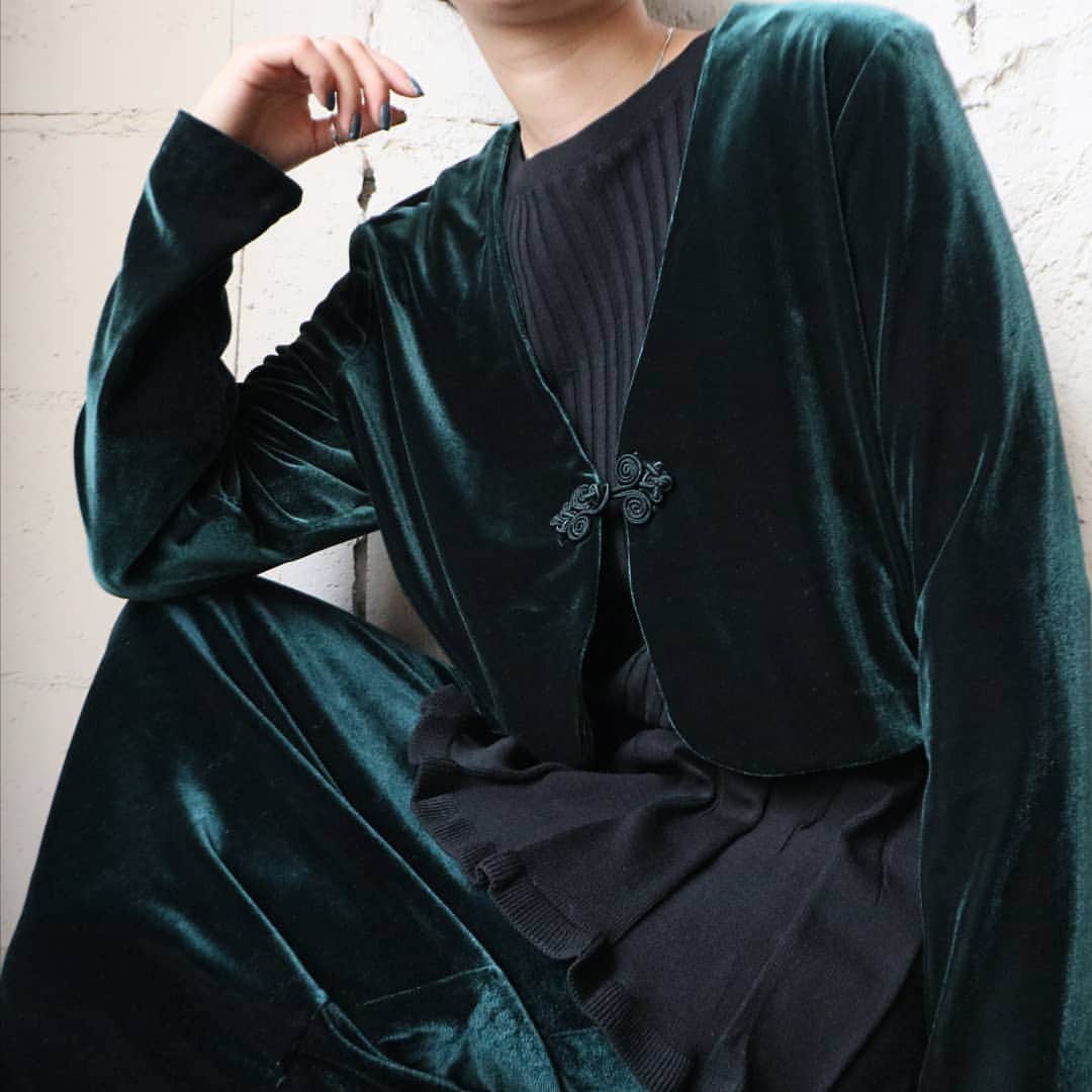 吉祥寺 古着屋 Orfeoのインスタグラム：「Velour China Cardigan  #orfeo #kichijoji #tokyo #vintage #used #fashion #coordinate #outfit . . . スタッフ募集についてはこちら→https://www.instagram.com/p/CHcEl3Tl1Sk/?igshid=1j1r0z0xinhmp .  お問い合わせはインスタグラムのプロフィール掲載のメールアドレスにお願いいたします。コメント、DMでのお問い合わせは受け付けておりませんのでご了承ください。 ONLINE SHOPの商品も店頭にてご購入頂けます。気になる商品がございましたらスタッフにお声掛けください。  新型コロナウィルス感染拡大防止策を徹底した上で営業をしております。マスクの着用、入店時にアルコールでの消毒をお願いいたします。」