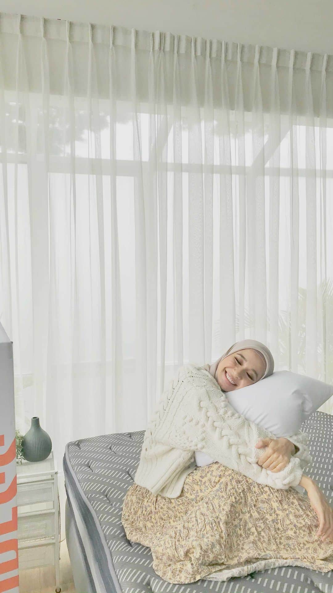 ラウディアシンシアベラのインスタグラム：「Bismillah..   Hi semua.. aku mau cerita sedikit nih tentang Kolaborasi pertama aku dengan @ameeraxpress 🥰  AmeeraXpress adalah kasur vacuum xpress bed yang sudah menggunakan teknologi pocketspring dan kasurnya bisa di pakai dua bagian loh.. Dan bisa menunjang kesehatan kita,insyAllah.  Dan untuk mendapatkan @ameeraxpress mudaah loh, karena sudah tersedia di seluruh marketplace.  GRATIS ONGKIR untuk teman-teman yang ada di Pulau Jawa, Sumatera dan Bali dan juga GRATIS BANTAL Ioh. Apalagi saat ini, teman-teman bisa dapatkan diskon 50% + voucher potongan harga Rp300.000, Masyallah.   Teman-teman bisa langsung cek yuk di Tokopedia dan seluruh marketplace lainnya,  InsyaAllah cocok untuk kita semua☺️ #Ameera #AmeeraXpress #AmeeraXLCB #SehatBarengAmeera」