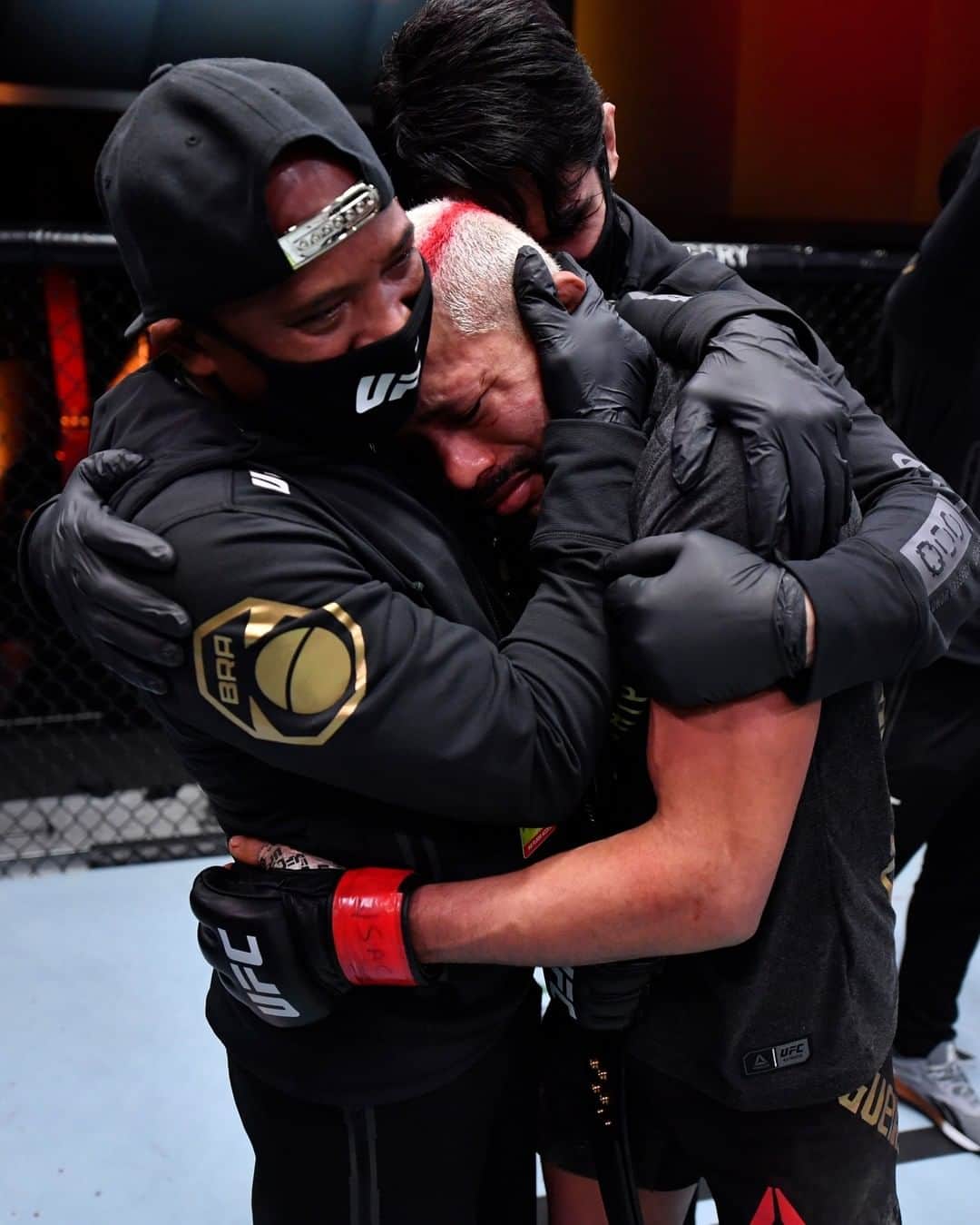 UFCさんのインスタグラム写真 - (UFCInstagram)「Heart of a champion on display! 🙌 🇧🇷 #UFC256」12月13日 15時18分 - ufc