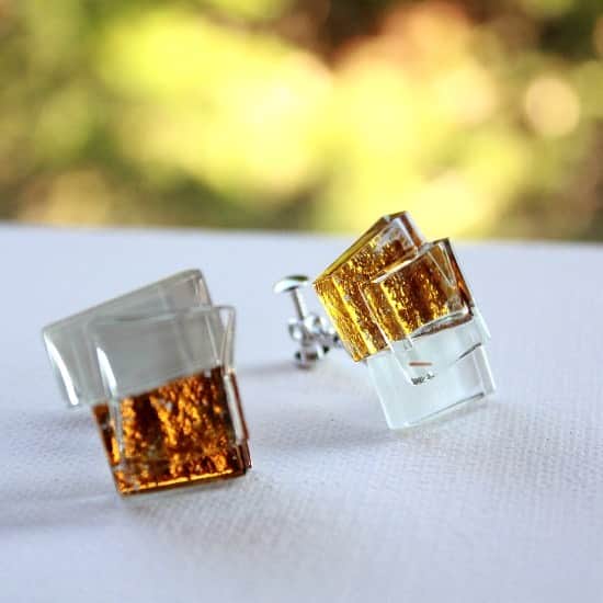 comb de shioさんのインスタグラム写真 - (comb de shioInstagram)「本金とガラスの輝きが美しいゴールドシリーズのイヤリング。  1年間頑張った自分へのご褒美にも🎄✨  心を込めてラッピングさせて頂きます。  🎄10％off クーポンコード：XM1212  #世界でひとつだけの贈り物  #オンラインショップで販売中   Glass art jewelry by Isako.toda﻿﻿ ﻿ #ガラスピアス  #conbdeshio﻿ #コムデシオ ﻿ #コムデシオガラス ﻿ #ガラス作家杜多一菜子﻿ #ガラス作家isako  #アートを身につける新感覚アクセサリー﻿ #ガラスアクセサリー﻿ #1点ものアクセサリー ﻿ #作家ものアクセサリー ﻿ #ハンドメイドアクセサリー ﻿ #ガラス作家 ﻿ #アート好きな人と繋がりたい ﻿ #ファッション好きな人と繋がりたい ﻿ #ガラスジュエリー  #三重県津市  #30代ファッション  #40代のおしゃれ  #50代ファッション  #combdeshioglass﻿ #madeinjapan #handmade #jewelry #glassjewelry #glassartist﻿ #glassartjewelry #handmadeaccessory」12月13日 15時22分 - comb_de_shio