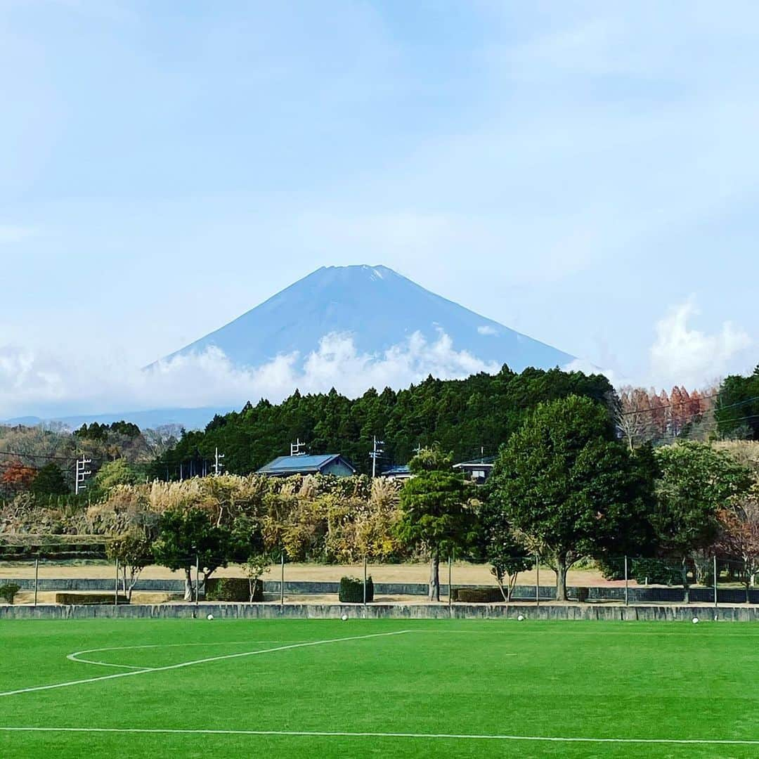 本野大輔さんのインスタグラム写真 - (本野大輔Instagram)「高校サッカー選手権  今年も準決勝、 埼玉スタジアムでの実況を担当します。  富士山の麓、静岡の御殿場で取材。 現場では日本テレビ山本アナ、三重テレビ中久木アナと一緒。  開幕まであと三週間を切りました。 我々も力を合わせて中継をお届けします！  #高校サッカー #選手権  #山本紘之 アナ #中久木大力アナ #無声化の権化  #時之栖 #三重テレビ #日本テレビ #読売テレビ」12月13日 15時25分 - daisuke.motono_ytv