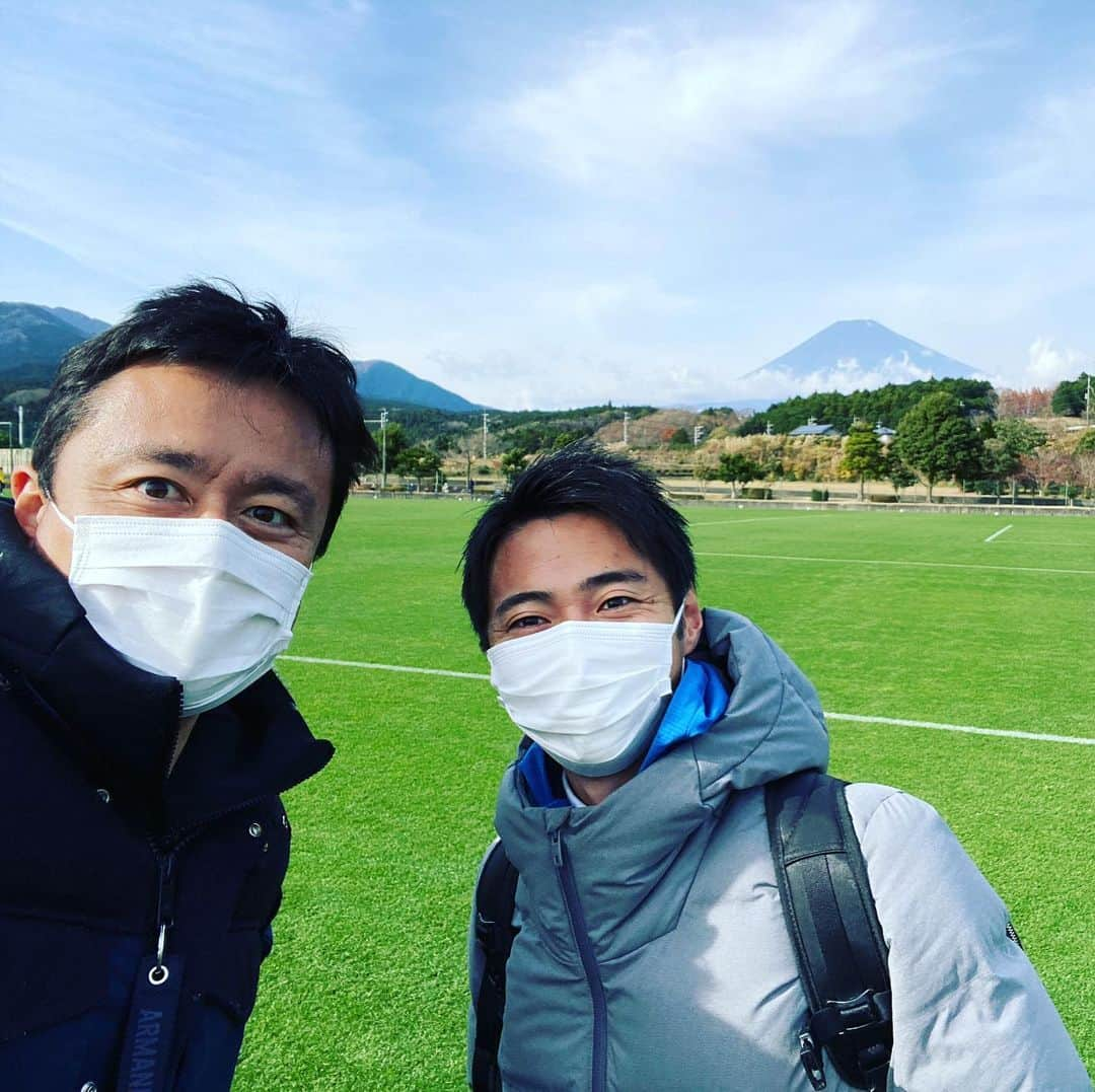 本野大輔さんのインスタグラム写真 - (本野大輔Instagram)「高校サッカー選手権  今年も準決勝、 埼玉スタジアムでの実況を担当します。  富士山の麓、静岡の御殿場で取材。 現場では日本テレビ山本アナ、三重テレビ中久木アナと一緒。  開幕まであと三週間を切りました。 我々も力を合わせて中継をお届けします！  #高校サッカー #選手権  #山本紘之 アナ #中久木大力アナ #無声化の権化  #時之栖 #三重テレビ #日本テレビ #読売テレビ」12月13日 15時25分 - daisuke.motono_ytv