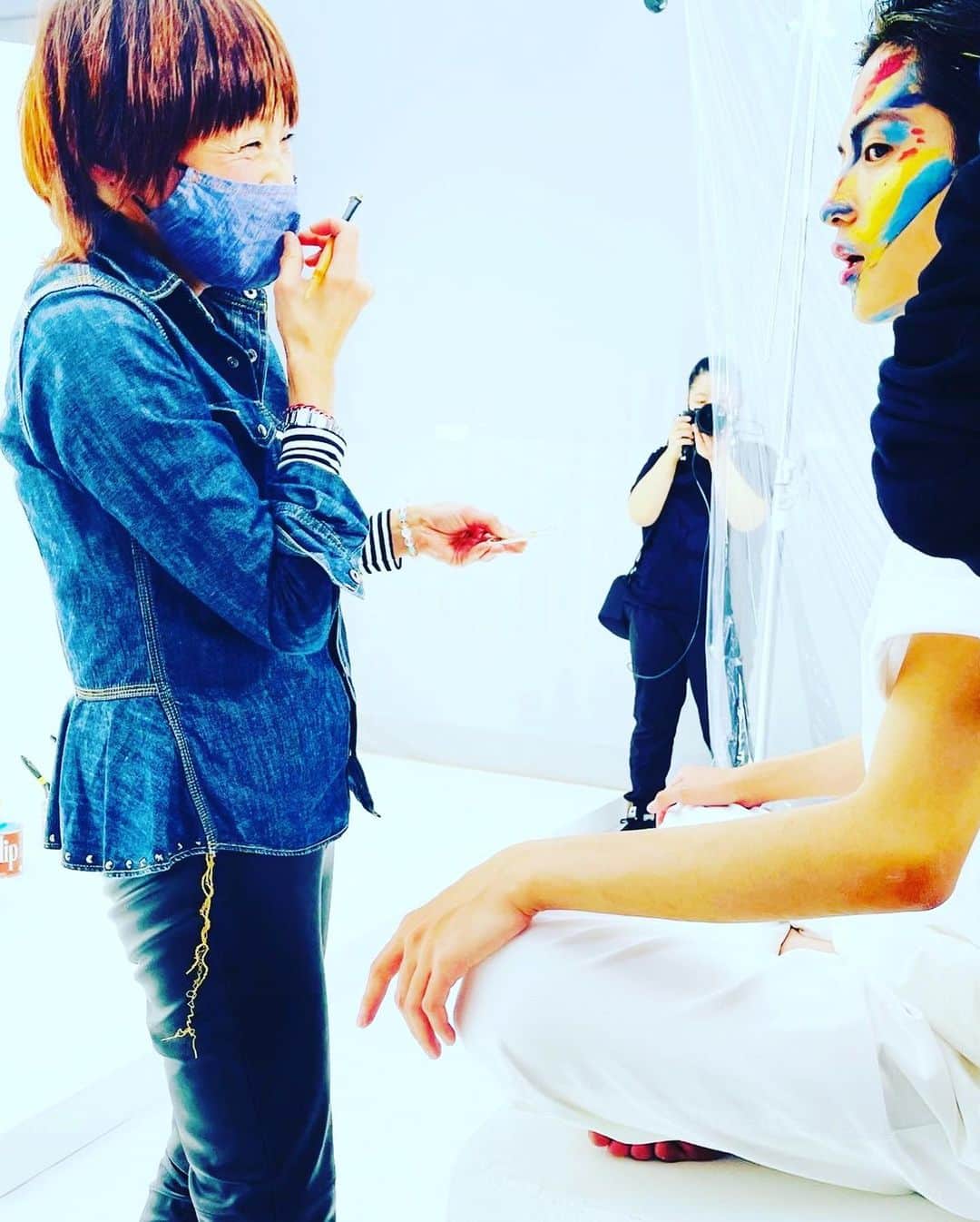 YUKI TAKESHIMAさんのインスタグラム写真 - (YUKI TAKESHIMAInstagram)「昨夜の『JUN SHISON×DIOR BACKSTAGE』ELLE special生配信ライブ  伝統を重んじる事 思い切って大胆になる事 人は、他人無しには生きられないのだから…   Christian Dior  自分の中の感情と向き合う 縛られない自由なマインド 生きる力を後押しするアートと美の存在  そこにいた全員が分かち合えた瞬間だった。 @jun_shison0305  @ellejapan  @dior  @tommy.bonbons  @juri717  @yusukemiyazaki  @jg510  @kamimuu  #yukimake  #yukibrush  #artmakeup  #theartofcolor #ムッシュディオール #diormaximizer  #diorbackstageeyepalette  #dior5couleurs」12月13日 15時27分 - yukimake