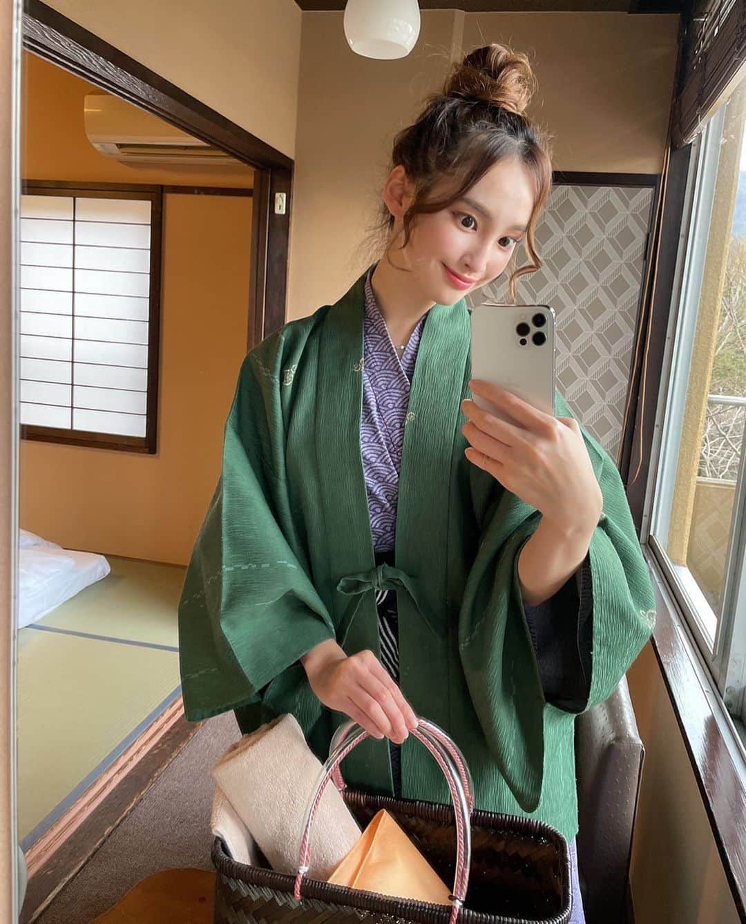 岩佐しおりのインスタグラム：「✔️🚌♨️ ・ GOTOで箱根温泉に1人旅♡ 2020年の振り返りと 今後のプランを考える旅..✏️ 皆んなでワイワイも好きだけど こういう1人の時間も大好き🥰🥰 髪ボサボサだねっ😂 でわでわ👋🌈 ・ #箱根 #温泉 #アラサー #1人旅 #2020」