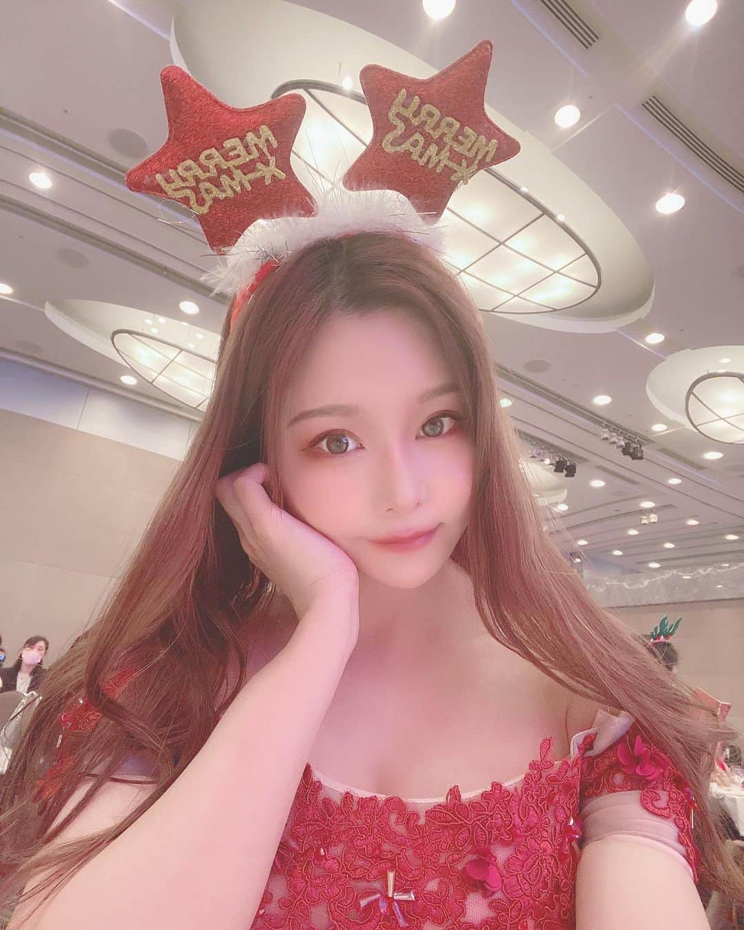 利咲さんのインスタグラム写真 - (利咲Instagram)「デヴィ夫人のクリスマスパーティーに参加させて頂きました🎄 動物愛護のチャリティークリスマス🐈🐕 私も動物は大好きですので、杉本彩さんが活動されている動物愛護団体のお話を聞くことが出来、とても感銘を受けました。　 支援活動やチャリティーに関してもっと詳しくなりたいですし、将来的にもっと関わることが出来たら良いなと思ってます。  美川憲一さんのショーは本当に歌もトークも素晴らしかった！ 会場を一瞬で虜にして流石プロというものはこういうものだと感動しました🎶  素敵なマダムの方々が多かったですが、神田うのさん、ドン小西さん、ゆきぽよさんなど芸能関係の参加者様もいらっしゃいました。  今回私はプリンセス風のドレスを着てみましたよ〜👸💖 ドレスもカジュアルもフォーマルも 様々なシチュエーションで自分らしいファッションを着こなせる人になりたいな🌟 可愛く楽しくチャレンジしていきます💪  #デヴィ夫人 #クリスマスパーティー #デヴィ夫人クリスマスパーティー #チャリティークリスマス #christmas #christmasparty #charity #charitychristmas #動物愛護 #Animalprotection #animalprotectors  #セルリアンタワー #セルリアンタワー東急ホテル #ceruleantowertokyuhotel #ceruleantower #渋谷 #shibuya  #杉本彩 #美川憲一 #さそり座の女」12月13日 15時42分 - himeringo908