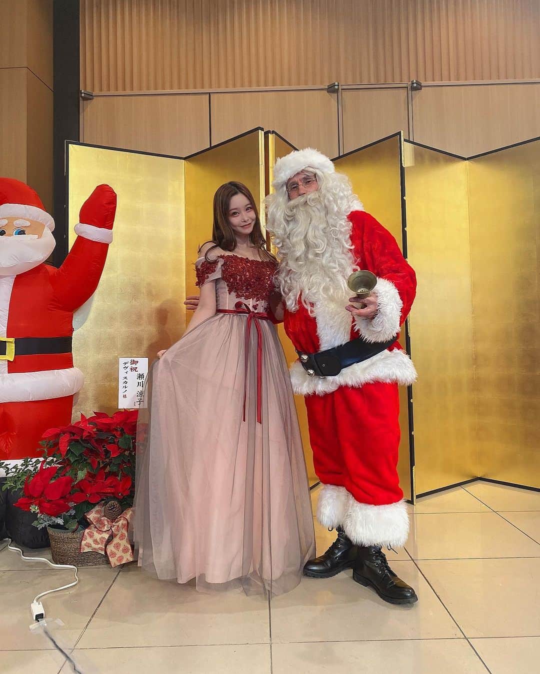 利咲さんのインスタグラム写真 - (利咲Instagram)「デヴィ夫人のクリスマスパーティーに参加させて頂きました🎄 動物愛護のチャリティークリスマス🐈🐕 私も動物は大好きですので、杉本彩さんが活動されている動物愛護団体のお話を聞くことが出来、とても感銘を受けました。　 支援活動やチャリティーに関してもっと詳しくなりたいですし、将来的にもっと関わることが出来たら良いなと思ってます。  美川憲一さんのショーは本当に歌もトークも素晴らしかった！ 会場を一瞬で虜にして流石プロというものはこういうものだと感動しました🎶  素敵なマダムの方々が多かったですが、神田うのさん、ドン小西さん、ゆきぽよさんなど芸能関係の参加者様もいらっしゃいました。  今回私はプリンセス風のドレスを着てみましたよ〜👸💖 ドレスもカジュアルもフォーマルも 様々なシチュエーションで自分らしいファッションを着こなせる人になりたいな🌟 可愛く楽しくチャレンジしていきます💪  #デヴィ夫人 #クリスマスパーティー #デヴィ夫人クリスマスパーティー #チャリティークリスマス #christmas #christmasparty #charity #charitychristmas #動物愛護 #Animalprotection #animalprotectors  #セルリアンタワー #セルリアンタワー東急ホテル #ceruleantowertokyuhotel #ceruleantower #渋谷 #shibuya  #杉本彩 #美川憲一 #さそり座の女」12月13日 15時42分 - himeringo908