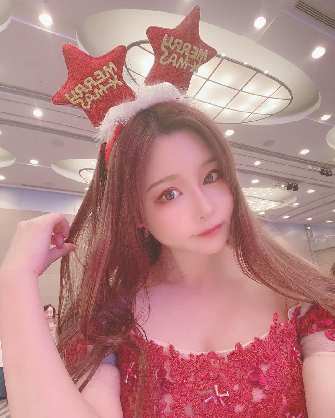 利咲さんのインスタグラム写真 - (利咲Instagram)「デヴィ夫人のクリスマスパーティーに参加させて頂きました🎄 動物愛護のチャリティークリスマス🐈🐕 私も動物は大好きですので、杉本彩さんが活動されている動物愛護団体のお話を聞くことが出来、とても感銘を受けました。　 支援活動やチャリティーに関してもっと詳しくなりたいですし、将来的にもっと関わることが出来たら良いなと思ってます。  美川憲一さんのショーは本当に歌もトークも素晴らしかった！ 会場を一瞬で虜にして流石プロというものはこういうものだと感動しました🎶  素敵なマダムの方々が多かったですが、神田うのさん、ドン小西さん、ゆきぽよさんなど芸能関係の参加者様もいらっしゃいました。  今回私はプリンセス風のドレスを着てみましたよ〜👸💖 ドレスもカジュアルもフォーマルも 様々なシチュエーションで自分らしいファッションを着こなせる人になりたいな🌟 可愛く楽しくチャレンジしていきます💪  #デヴィ夫人 #クリスマスパーティー #デヴィ夫人クリスマスパーティー #チャリティークリスマス #christmas #christmasparty #charity #charitychristmas #動物愛護 #Animalprotection #animalprotectors  #セルリアンタワー #セルリアンタワー東急ホテル #ceruleantowertokyuhotel #ceruleantower #渋谷 #shibuya  #杉本彩 #美川憲一 #さそり座の女」12月13日 15時42分 - himeringo908