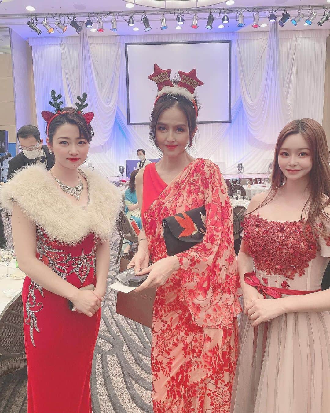 利咲さんのインスタグラム写真 - (利咲Instagram)「デヴィ夫人のクリスマスパーティーに参加させて頂きました🎄 動物愛護のチャリティークリスマス🐈🐕 私も動物は大好きですので、杉本彩さんが活動されている動物愛護団体のお話を聞くことが出来、とても感銘を受けました。　 支援活動やチャリティーに関してもっと詳しくなりたいですし、将来的にもっと関わることが出来たら良いなと思ってます。  美川憲一さんのショーは本当に歌もトークも素晴らしかった！ 会場を一瞬で虜にして流石プロというものはこういうものだと感動しました🎶  素敵なマダムの方々が多かったですが、神田うのさん、ドン小西さん、ゆきぽよさんなど芸能関係の参加者様もいらっしゃいました。  今回私はプリンセス風のドレスを着てみましたよ〜👸💖 ドレスもカジュアルもフォーマルも 様々なシチュエーションで自分らしいファッションを着こなせる人になりたいな🌟 可愛く楽しくチャレンジしていきます💪  #デヴィ夫人 #クリスマスパーティー #デヴィ夫人クリスマスパーティー #チャリティークリスマス #christmas #christmasparty #charity #charitychristmas #動物愛護 #Animalprotection #animalprotectors  #セルリアンタワー #セルリアンタワー東急ホテル #ceruleantowertokyuhotel #ceruleantower #渋谷 #shibuya  #杉本彩 #美川憲一 #さそり座の女」12月13日 15時42分 - himeringo908