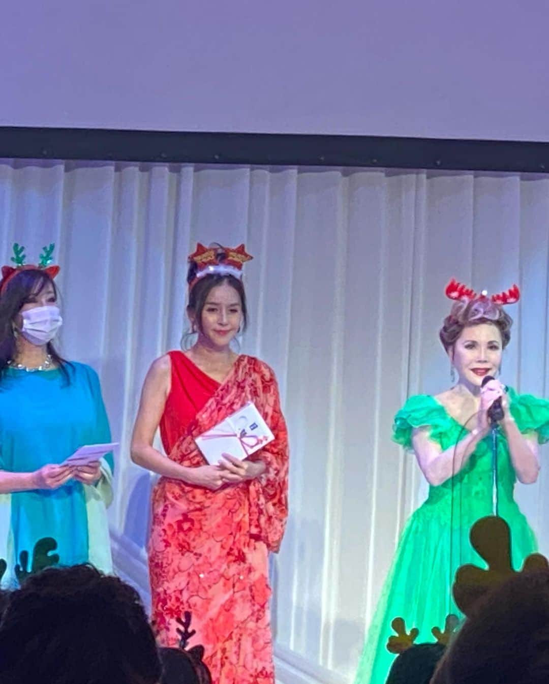 利咲さんのインスタグラム写真 - (利咲Instagram)「デヴィ夫人のクリスマスパーティーに参加させて頂きました🎄 動物愛護のチャリティークリスマス🐈🐕 私も動物は大好きですので、杉本彩さんが活動されている動物愛護団体のお話を聞くことが出来、とても感銘を受けました。　 支援活動やチャリティーに関してもっと詳しくなりたいですし、将来的にもっと関わることが出来たら良いなと思ってます。  美川憲一さんのショーは本当に歌もトークも素晴らしかった！ 会場を一瞬で虜にして流石プロというものはこういうものだと感動しました🎶  素敵なマダムの方々が多かったですが、神田うのさん、ドン小西さん、ゆきぽよさんなど芸能関係の参加者様もいらっしゃいました。  今回私はプリンセス風のドレスを着てみましたよ〜👸💖 ドレスもカジュアルもフォーマルも 様々なシチュエーションで自分らしいファッションを着こなせる人になりたいな🌟 可愛く楽しくチャレンジしていきます💪  #デヴィ夫人 #クリスマスパーティー #デヴィ夫人クリスマスパーティー #チャリティークリスマス #christmas #christmasparty #charity #charitychristmas #動物愛護 #Animalprotection #animalprotectors  #セルリアンタワー #セルリアンタワー東急ホテル #ceruleantowertokyuhotel #ceruleantower #渋谷 #shibuya  #杉本彩 #美川憲一 #さそり座の女」12月13日 15時42分 - himeringo908