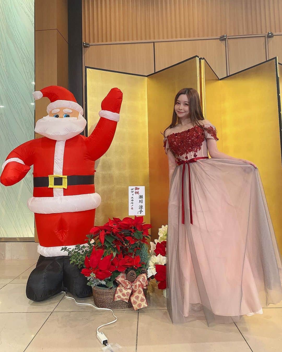 のインスタグラム：「デヴィ夫人のクリスマスパーティーに参加させて頂きました🎄 動物愛護のチャリティークリスマス🐈🐕 私も動物は大好きですので、杉本彩さんが活動されている動物愛護団体のお話を聞くことが出来、とても感銘を受けました。　 支援活動やチャリティーに関してもっと詳しくなりたいですし、将来的にもっと関わることが出来たら良いなと思ってます。  美川憲一さんのショーは本当に歌もトークも素晴らしかった！ 会場を一瞬で虜にして流石プロというものはこういうものだと感動しました🎶  素敵なマダムの方々が多かったですが、神田うのさん、ドン小西さん、ゆきぽよさんなど芸能関係の参加者様もいらっしゃいました。  今回私はプリンセス風のドレスを着てみましたよ〜👸💖 ドレスもカジュアルもフォーマルも 様々なシチュエーションで自分らしいファッションを着こなせる人になりたいな🌟 可愛く楽しくチャレンジしていきます💪  #デヴィ夫人 #クリスマスパーティー #デヴィ夫人クリスマスパーティー #チャリティークリスマス #christmas #christmasparty #charity #charitychristmas #動物愛護 #Animalprotection #animalprotectors  #セルリアンタワー #セルリアンタワー東急ホテル #ceruleantowertokyuhotel #ceruleantower #渋谷 #shibuya  #杉本彩 #美川憲一 #さそり座の女」
