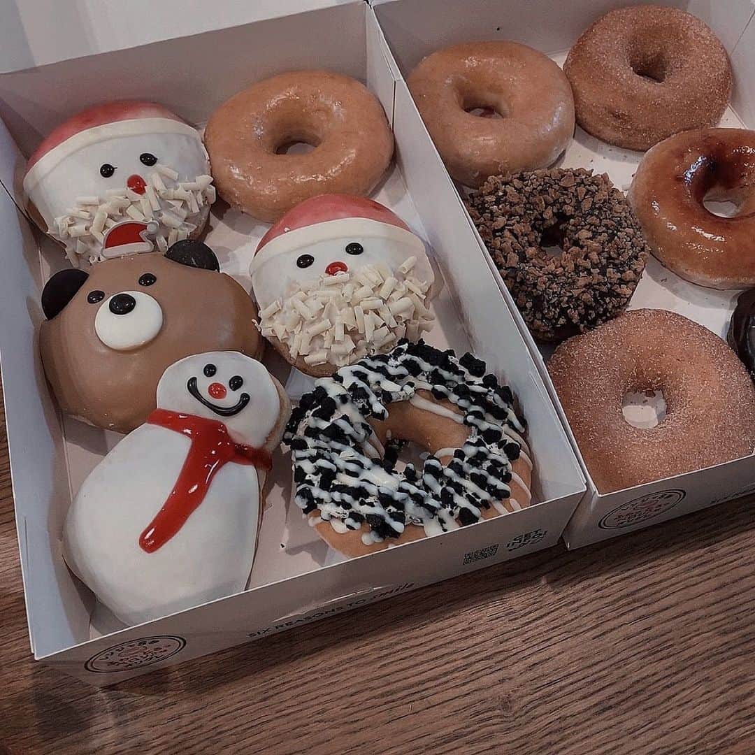 伊藤彩華さんのインスタグラム写真 - (伊藤彩華Instagram)「𝘿𝙤𝙪𝙜𝙝𝙣𝙪𝙩𝙨🎅 𝙎𝙤𝙤𝙤 𝙘𝙪𝙩𝙚 𝙞𝙨𝙣’𝙩 𝙞𝙩?  #crispycreamdoughnut #santa #christmas」12月13日 15時43分 - ayaka_ito_official