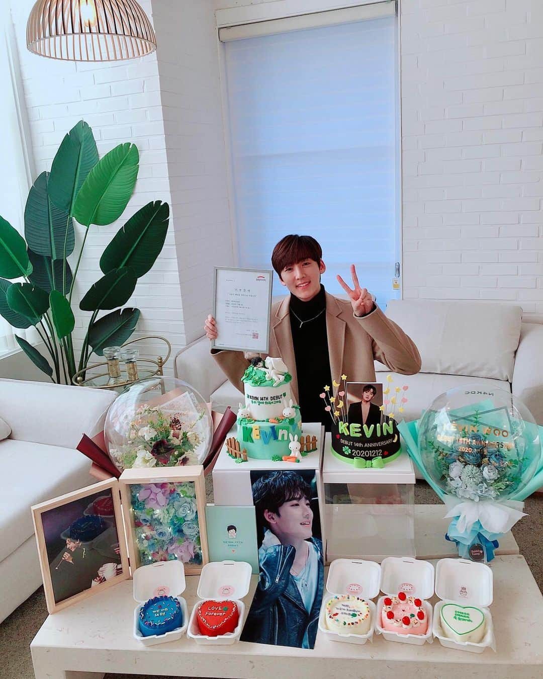 ケビン さんのインスタグラム写真 - (ケビン Instagram)「Thank you for all the congratulatory messages on my 14th Debut Anniversary! Cheers to many more years to come! Love you guys!!!!❤️🍀 클로버는 나의 천사~ 랄랄랄랄라🎵 어제 많은 축하와 사랑 덕분에 행복했어요~ 앞으로 함께 100년 더! ㅎㅎㅎ그리고 제 이름으로 좋은 곳으로 가부도 하고ㅠㅠ 감동입니다!  다시한번 감사합니다!!! 사.랑.해.요❤️ 昨日クローバーのお祝いと愛のお陰で本当に幸せでした！ステキなプレゼントもありがとうございます！そして僕の名前で良いところに寄付してくれてありがとうございます！クローバーは天使ですね！これから100周年まで一緒に行こう🥰 大好きだよ❤️」12月13日 15時43分 - kevinwoo_official