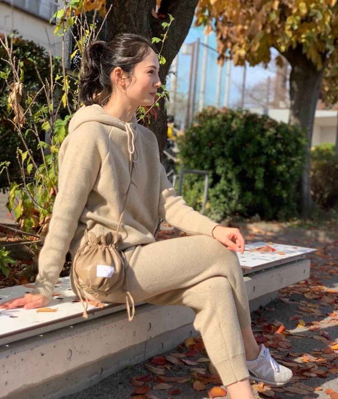 日高薫のインスタグラム：「最近お気に入りのバック😌💛🧡💛 MALU《@malu_officialshop》  公園遊びなどちょっとしたお出かけにとっても便利で巾着型が凄く使いやすいです💕💕  #malu #ママコーディネート#ママバッグ#巾着バッグ #プチプラコーデ #bag #休日コーデ #ベージュカラー #ベージュコーデ #model #family #fashion #beige」