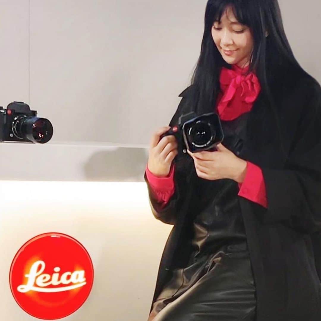 安珠のインスタグラム：「12/11ライカSL2-S発表会﻿ ﻿ ロゴが黒くて素敵。ワクワクします。﻿ SL2と同じ35mmフルサイズセンサーだけど、画素数が少なく裏面照射型だから、ダイナミックレンジが広がり、感度が高まって美しく撮れる。優れたダイナミックレンジで夜も三脚いらずで、Mレンズにもれなく手ぶれ補正が効き、ムービーもストレスフリー！﻿ ﻿ プロストアでSL2Sで撮影された南雲暁彦氏の「Lens of Tokyo 東京恋図」写真展も開催﻿。ギャラリーの同フロアなので合わせてご覧ください﻿。 ﻿ #Leica #ライカ #LeicaSL2S﻿ #ライカジャパン #Leicacamerajapan  #ライカギャラリー東京 #🔴📷 #南雲暁彦 #LensofTokyo #安珠写真家 #anjuphotographer  #justdaydreaming」