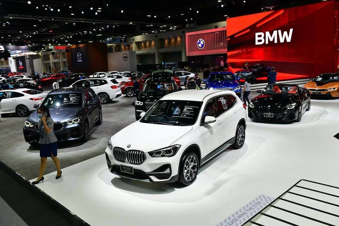 BMW Thailandさんのインスタグラム写真 - (BMW ThailandInstagram)「วันสุดท้ายแล้ว! ต้องรีบมางานที่ยิ่งใหญ่ส่งท้ายปีที่บูธ BMW แล้วคุณจะทึ่งกับความตระการตาของรถ BMW ที่หลากหลายรุ่น พร้อมข้อเสนอสุดพิเศษส่งท้ายปีที่คุณไม่ควรพลาด  - อัพเกรด BSI 5 ปี - ประกันชั้นหนึ่งสูงสุด 3 ปี - ดอกเบี้ย 0% นานสูงสุด 5 ปี  - พิเศษสำหรับ BMW 5 Series อัพเกรด BSI Package สูงสุด 6 ปี  - ข้อเสนอพิเศษเพิ่มเติมมูลค่าสูงสุด 400,000 บาท สำหรับลูกค้าที่เป็นเจ้าของรถบีเอ็มดับเบิลยู  วันนี้-13 ธันวาคม นี้ ที่ อิมแพค เมืองทองธานี   สอบถามข้อมูลเพิ่มเติมได้ที่  - BMW Contact Center : 1397  - Line : @BMWLeasing : https://lin.ee/e8LSXa4 - ข้อมูลเพิ่มเติมคลิก : www.bmw.co.th  ชมรถ BMW ทุกคันได้แบบ 360 องศา ผ่าน BMW Virtual Showroom พร้อมพูดคุยกับ BMW Sales Consultant ผ่านทาง Live Chat ได้ตลอด 24 ชั่วโมง คลิกเลย : https://virtualshowroom.bmw.co.th  #BMW #BMWTH #JOYisBMW #สุนทรียภาพแห่งการขับขี่ #MotorExpo2020 #BMWVirtualShowroo」12月13日 15時46分 - bmwthailand