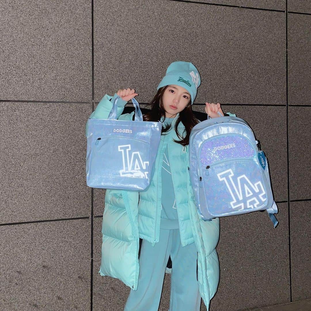 ウンチェのインスタグラム：「#협찬   어두운 밤도 밝혀주는  반짝반짝 은채의 책가방 ✨ - - - - @mlbkids_kr  #MLBKIDS #SUPERFANKIDS #MLB책가방  #왓츠인마이백팩 #여아용책가방 #키즈가방 #아동가방 #새학기준비 #새학기가방 #초등학생가방 #신학기가방 #책가방추천 #초딩스타그램 #딸스타그램 #주니어모델 #키즈모델 #아역배우 #이은채 #은채 #LeeEunchae」