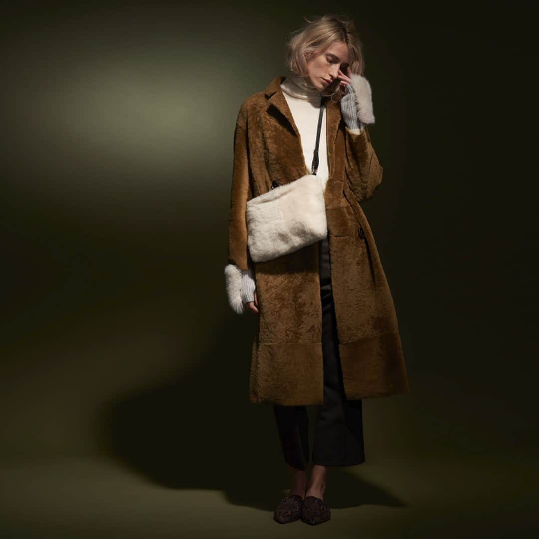 カールドノヒューさんのインスタグラム写真 - (カールドノヒューInstagram)「Baby it’s cold outside...⁠ ⁠ Our velvet touch merinillo shearling reversible double breasted coat, is paired up with knitted cashmere fingerless cuffs with Saga fox fur trim⁠.⁠ ⁠ Shop coats online at ⁠ www.karldonoghue.com⁠ ⁠ #karldonoghue #shearling #madeinengland #sagafurs #luxuryfashion #wintervibes #⁠luxurylifestyle⁠ ⁠ Photography @rgbdigital⁠ Styling @kanakosato1019⁠ @sagafurs」12月13日 16時01分 - karldonoghue