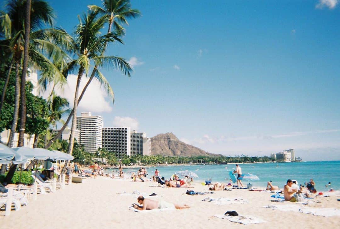 依吹怜さんのインスタグラム写真 - (依吹怜Instagram)「ホノルルマラソンに出まーす🏃‍♀️💨 今年は行けないのでバーチャルビーチフェス🏖 私は複数回に分けて合計42.195kmを走破する、 マルチデーレースを選択。 ハワイアンミュージックを聴きながら走ってます。 気分はハワイイイイイ🤙🌺  と言うわけでハワイのfilm写真でお届け♡ 恋しいぜー。  #写るんです #film #Hawaii #ホノルルマラソン #run #running  #フルマラソン #オンラインマラソン #怜カメラ」12月13日 16時00分 - ibukirey
