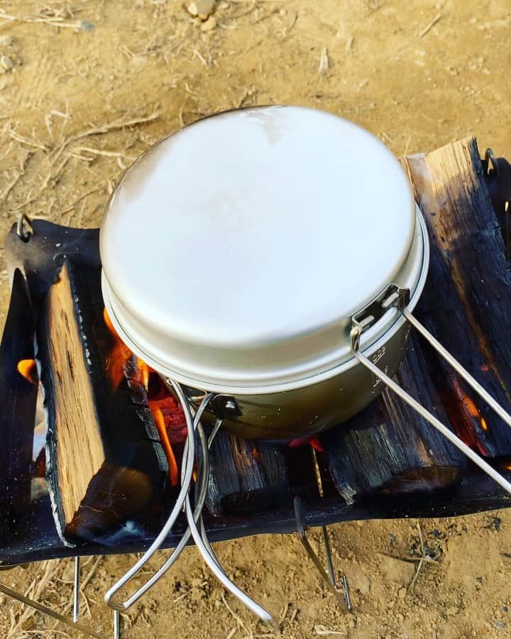小野武正のインスタグラム：「巨匠から焚き火つなぎきてた？  #わしつなぎ #焚き火つなぎ #米炊いてます」
