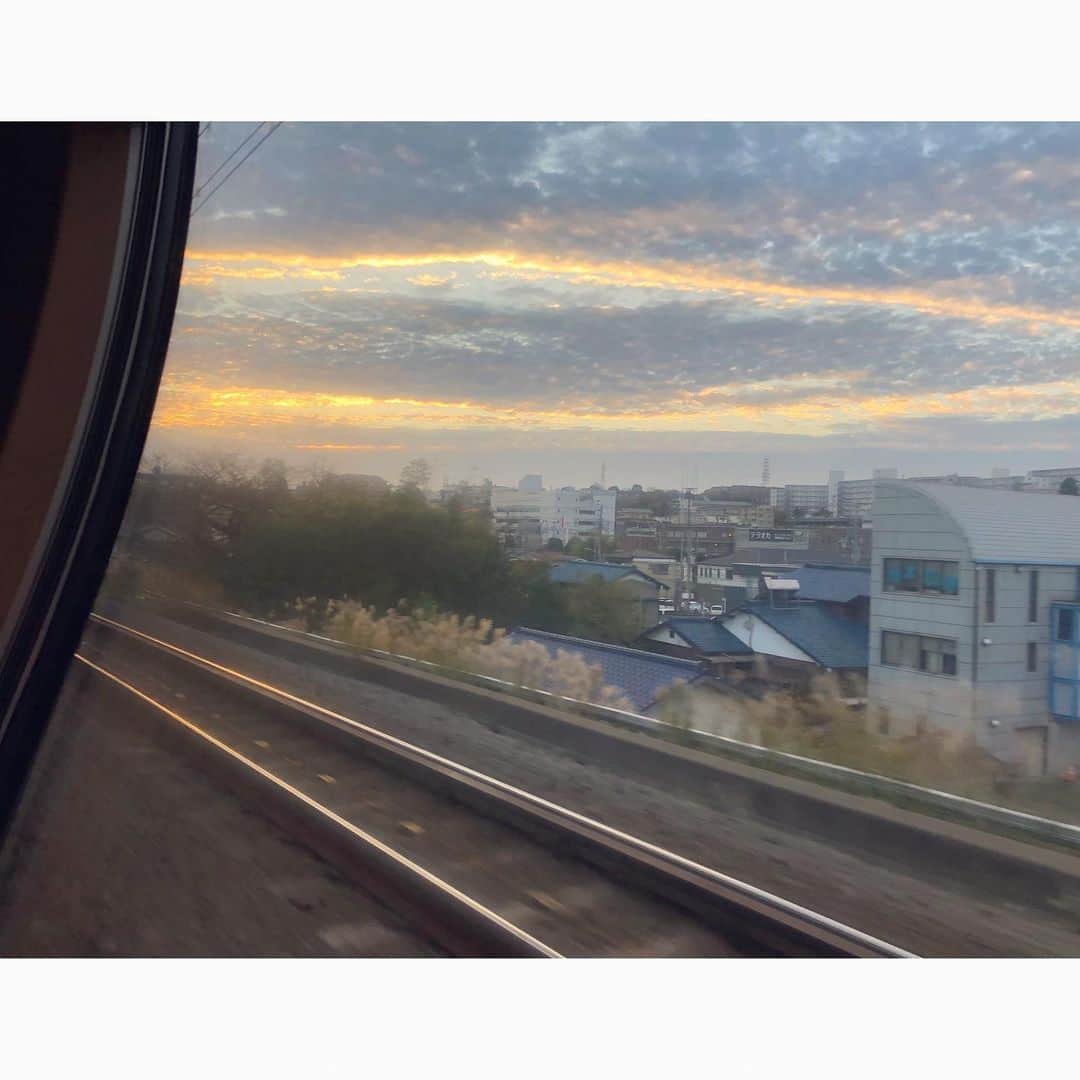 末永百合恵さんのインスタグラム写真 - (末永百合恵Instagram)「一瞬目を離す内にも、あっという間に変わっていく空の色。  1日という時間軸の中、生きてるなあと感じられる。  #寝台列車#サンライズ出雲#車窓#景色#空#朝焼け#レール#東京#近付く#電線#見慣れた風景#いろんなこと#考える#train#sky#sunrise#view#beautiful#contemplate」12月13日 16時05分 - yurie__suenaga