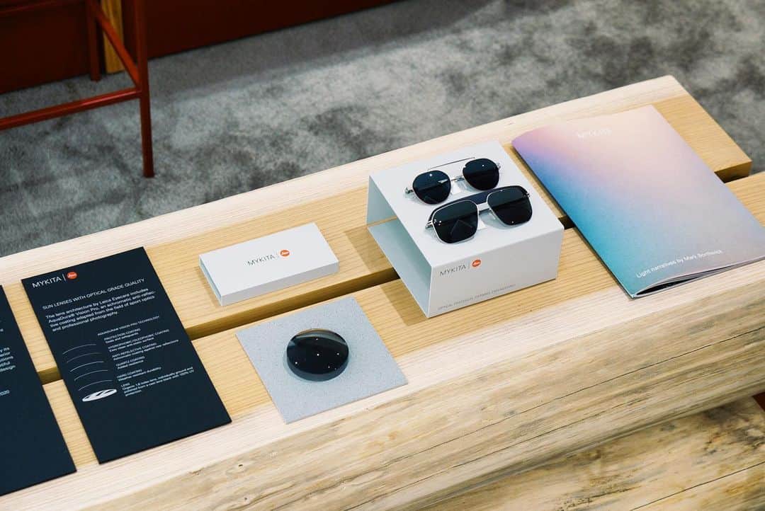 MYKITA SHOP TOKYOのインスタグラム：「Shop design of MYKITA Shop Osaka - デザインスタジオdessence代表・山本和豊氏とのコラボレーションによって生み出されたショップスペースには、JIN KURAMOTO STUDIOによるセンターピースを配置。お客様が自由に座ってくつろぐことができるこのエリアには、素材に欅の原木が用いられ、シンプルな空間にアクセントを与えています。  Created in collaboration with Kazutoyo Yamamoto from Studio Dessence, the interior features centrepiece furniture from Jin Kuramoto Studio. This seating and display area are made from a solid tree trunk and breaks up the minimalist space.  — #MYKITA #mykitashoposaka」
