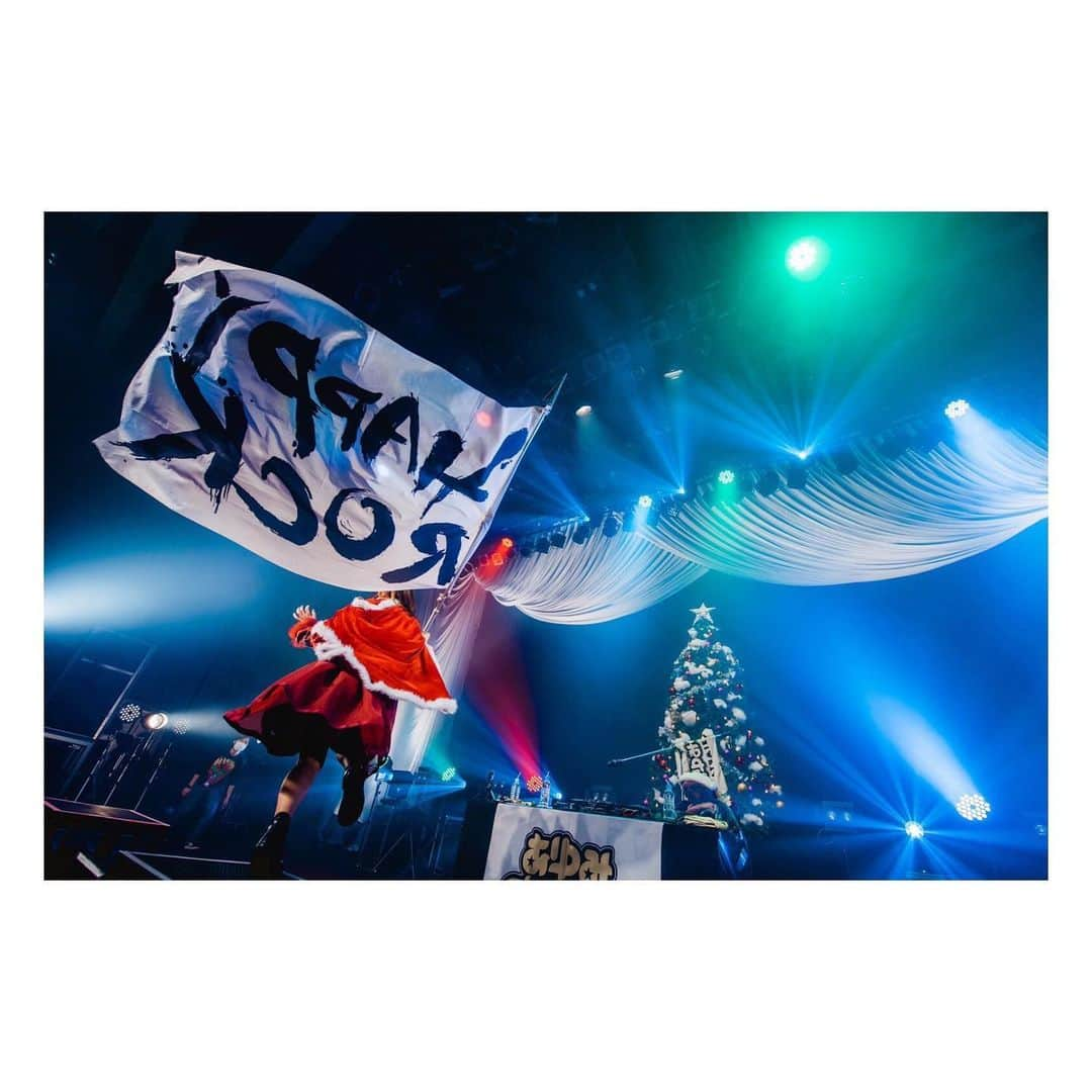 くりかさんのインスタグラム写真 - (くりかInstagram)「ＨＡＰＰＹＲＯＣＫとクリスマスツリー綺麗に見えててお気に入りの写真🎄 #あゆみくりかまき #あゆくま」12月13日 16時34分 - kurika_ayumikurikamaki