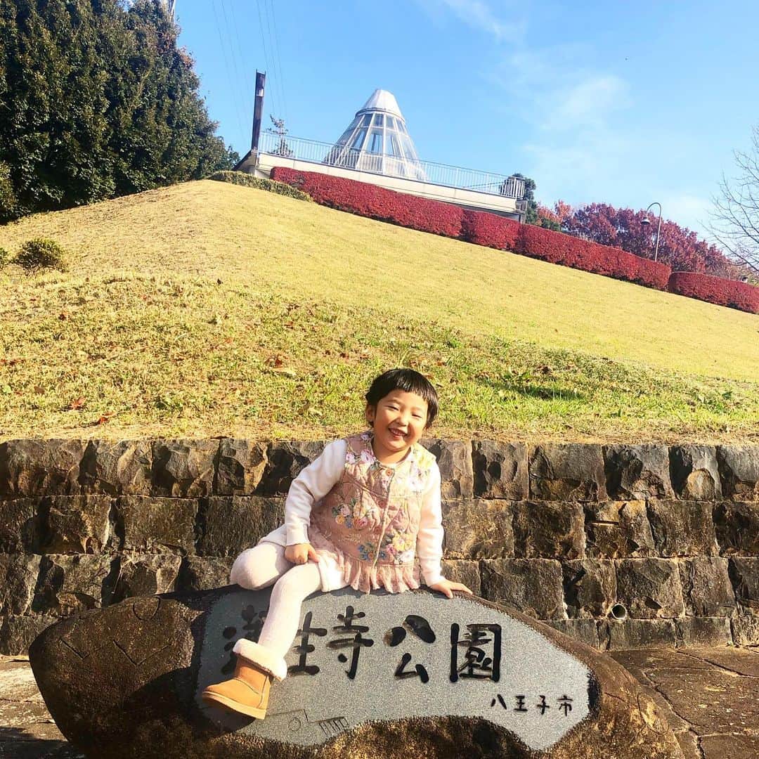 のインスタグラム：「今日は朝から娘と初めて#蓮生寺公園 へお出かけ〜！ 京王堀之内から徒歩15分くらいの場所にこんな自然に囲まれたいい公園があるなんて❤️ 大満喫の娘は、道中木の枝、どんぐり、枯葉を拾って「これおうちで製作に使うから」と、沢山持って帰ってきて ほんまにやめて欲しい〜。 家が散らかるしかない😭  だけど持って帰ってきて、ほんと楽しそうに何やら色々作っている娘見てるとやめろとは言えないよね😅（笑） そんなこんなで今日も#楽しい休日 でした〜❤️ #娘4歳6ヶ月#週末お出かけ」
