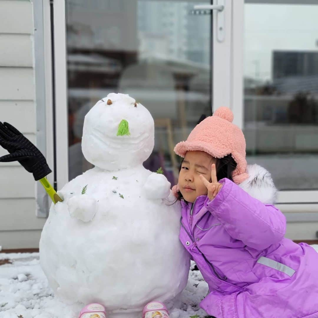 パク・クァンヒョンさんのインスタグラム写真 - (パク・クァンヒョンInstagram)「오늘 아침 눈 선물이 도착 했네요 ㅎㅎ 덕분에 하온이랑 급히 눈사람을 만들었어요!! 너무 너무 너무 너무 좋아 하네요 ㅎㅎ 5살을 마무리 하며 좋은 추억 하나 추가해 준것같아  아빠로써도 기분이 좋습니다요 ㅎㅎ  . #박광현 #박하온 #육아 #육아스타그램 #5살 #눈사람 #올라프 #따라하기」12月13日 16時27分 - gwangparty