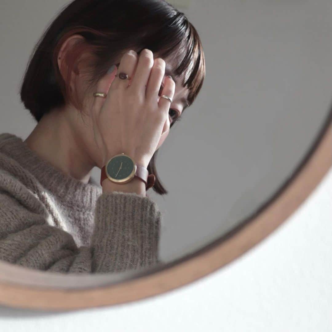 のインスタグラム：「. . 前髪にもだいぶ見慣れてきた💇🏻‍♀️ . 似合わないかと不安だったので たくさんコメントいただけて嬉しかったです♡ ありがとうございます🙏✨ . . そしてクリアコンタクトに戻してから 快適すぎて感動してる✨ 乾燥？疲れ？からくる充血も治ったし 白目が綺麗になったことで瞳が綺麗に見える気がします✨ . 目力はたぶん少しなくなったと思うけど 元々本来の私はこっち。笑 ありのままの自分を受け入れて 逆にそれを活かしていきたいなーと この歳になってようやく思えるようになりました🙏 . . . @mavenjapan の腕時計 今回はDUSTY OLIVE BROWN 34mm クリスマスシーズンのプレゼントとしてもおすすめです🎄 . . . . #selfie #mavenwatches #マベン #マベンウォッチズ #腕時計 #zara #ミニボブ #kuronekom4」