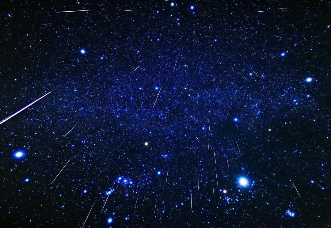 倉地美晴さんのインスタグラム写真 - (倉地美晴Instagram)「・ 唯一持っている年間パスポートはプラネタリウムと言うくらい、小さいころから宇宙や星が好きで、流星群の季節には必ず流れ星を見に出かけていた。  今夜はふたご座流星群の極大日。  「ふたご座流星群」は三大流星群の一つで、 他の流星群に比べると活動が安定している。  条件が整えば一晩で観測できる流れ星の数が多く、 三大流星群の中でも最大規模の流星群といわれている。  今年は15日(火)が新月なので、 月明かりに邪魔されることはなく、 晴れていたら観察にぴったりの条件で見ることができる。  現れ始めるのは今夜(13日)の20時頃からで、 明日(14日)の日付がかわる頃には数が最も多くなり、 さらに放射点のふたご座が天頂に位置する明日(14日)の午前2時前後は流れ星が真上から降ってくる。  いくつになってもドキドキワクワクする🌟 たのしみだなー💫💫💫  #ふたご座流星群 #流れ星 #shootingstar #star #night」12月13日 16時29分 - miharu_kurachi