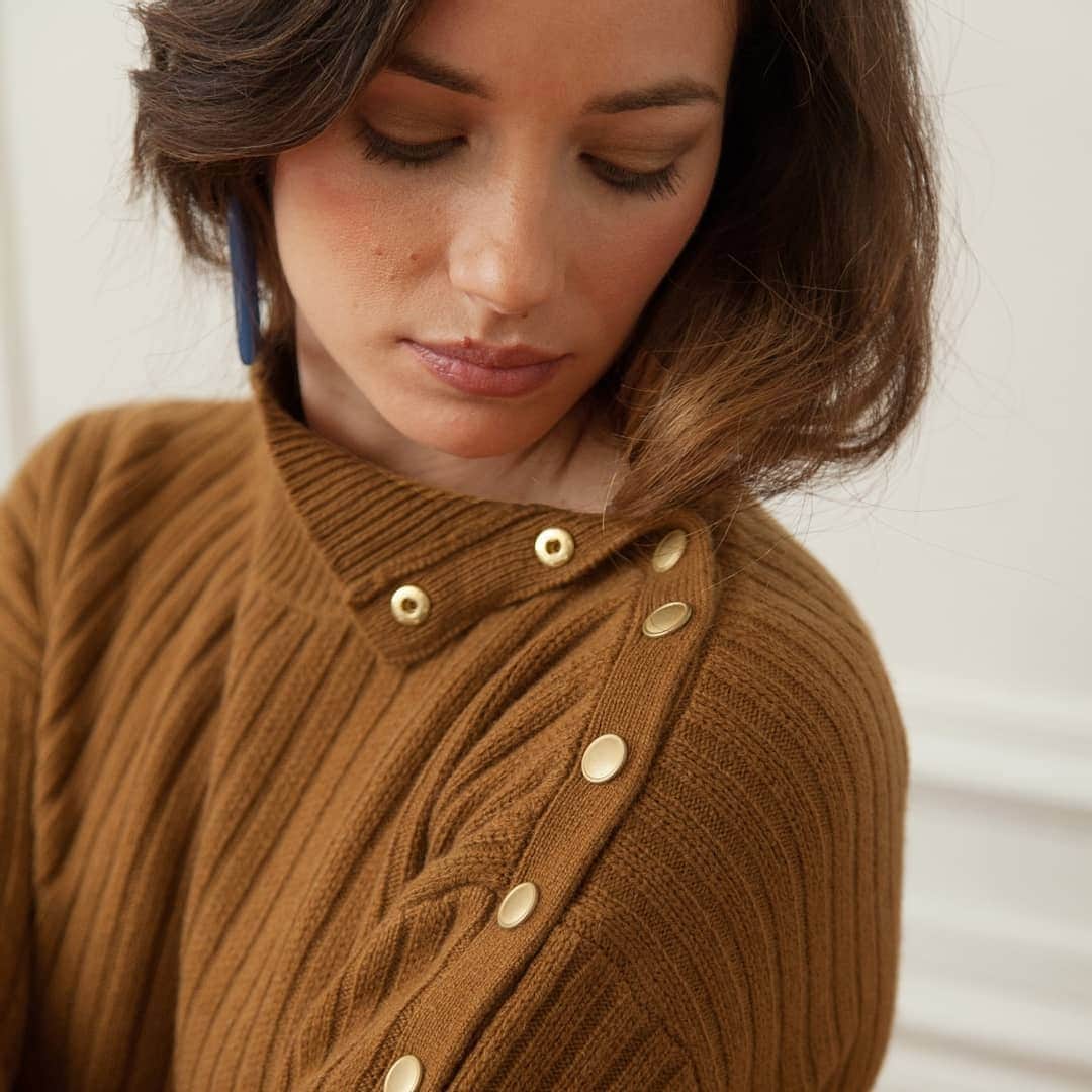 ベンシモンのインスタグラム：「Sunday ☁️ ​Vous avez prévu quoi pour aujourd'hui ?  On vous donne rendez-vous dans nos boutiques pour découvrir notre sélection de cadeaux de Noël ! Et pour les plus frileuses jusqu’au 16 décembre commandez sans crainte sur notre site internet la livraison est assurée jusqu’au pied de votre sapin 🎄🎁🎁🎁 ​#bensimon #mode #decoration #tennis #noel #christmas」