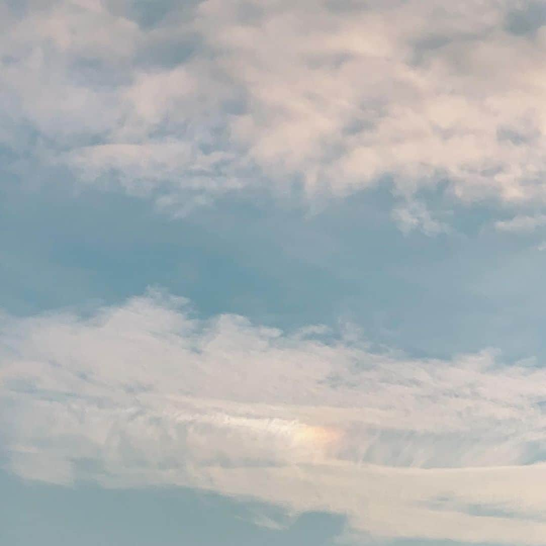 七野李冴さんのインスタグラム写真 - (七野李冴Instagram)「Winter sky…❄️🌈✨  ふと空を見たら、雲に虹がかかってた！バタバタする12月も、隙間時間に空を見てフゥと一息つくことを忘れずにしたい。めちゃめちゃイージーにリフレッシュできるからオススメです。  虹も見れて、このときは超ラッキー🤞  @ai.mack ちゃんのおかげで、空を見る習慣ができました✨  #bluesky #wintersky #rainbow #rainbowcloud #refresh #refreshtime #clouds #cloudlovers #sky #skyphotography #skylovers #tokyo #japan」12月13日 16時42分 - risaaxoxo