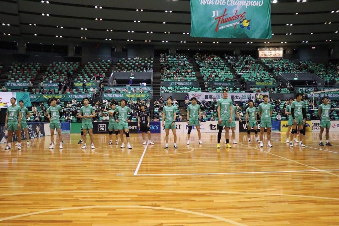 のインスタグラム：「… 天皇杯準決勝 vs JTECT 0-3 LOSE ... そして今日の試合で、 2020年最後の試合となりました。 まずは新型コロナウイルスが蔓延している中、 最善の対策をしながら試合が開催できたことに感謝します。 今大会での結果を真摯に受け止め、 課題解決やチーム全体でのレベルアップに努めていきます。 会場に足を運んでくれた方、 画面の向こうから声援を送ってくれた方、 いつも本当にありがとうございます！ 皆さんの期待に応えられるよう、 JTサンダーズ広島一丸となって精一杯頑張ります！ まだまだ油断できない状況が続きますが、 これからも一緒に戦っていきましょう！  #1213 #JTサンダーズ広島」