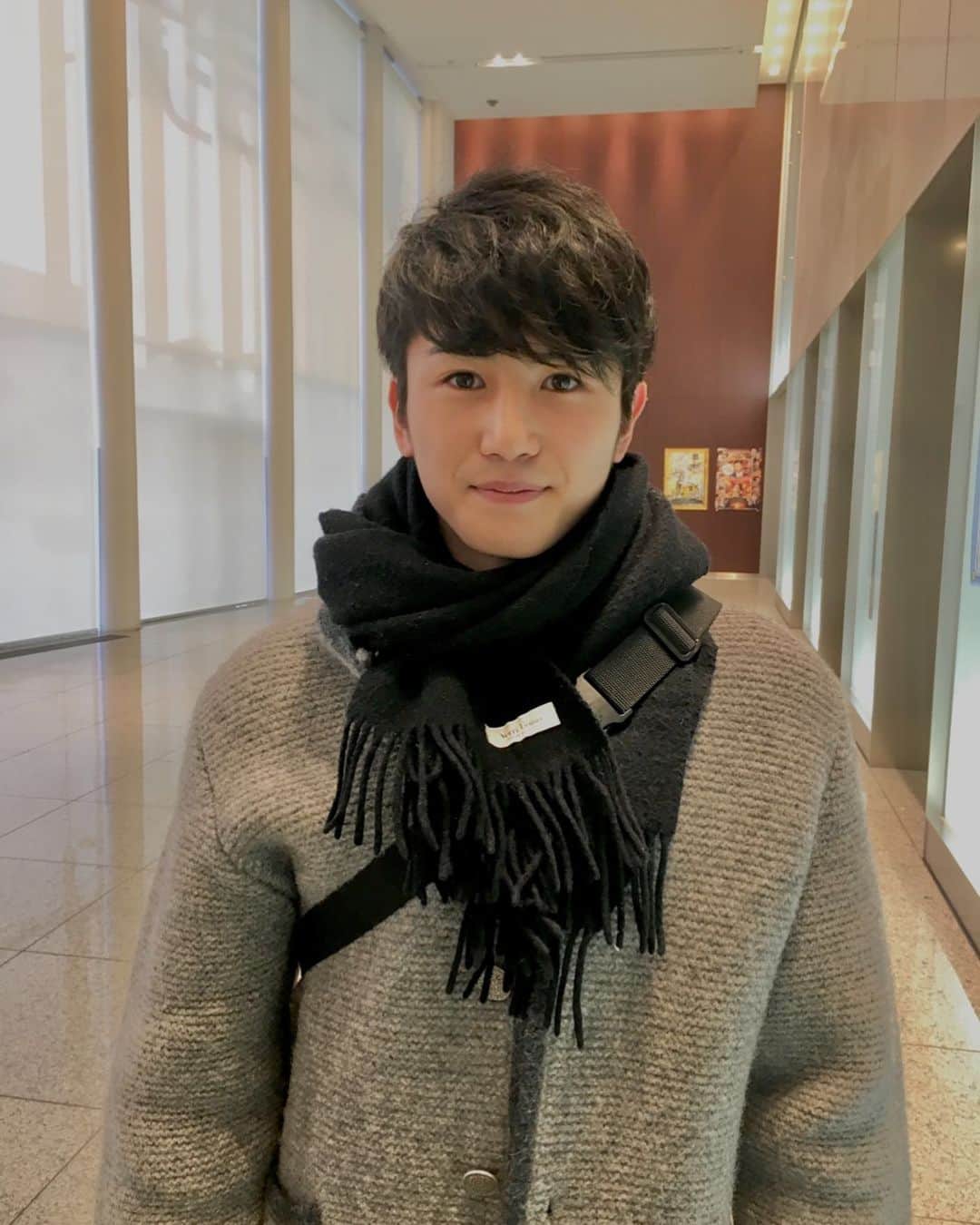 のインスタグラム：「寒い……🥶 マフラーデビュー」