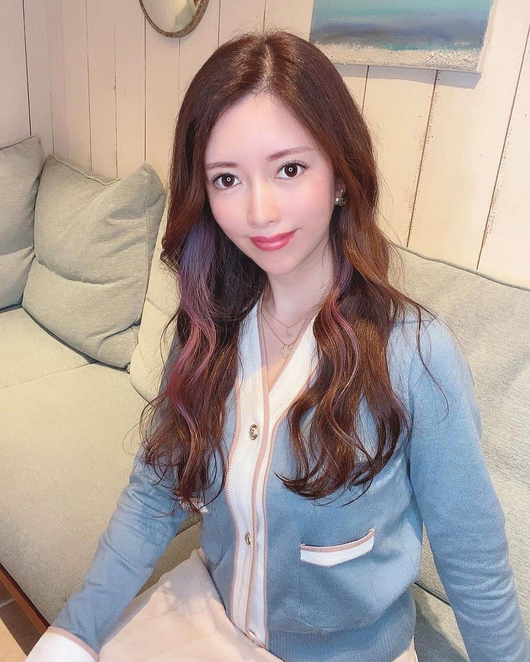 さわいえりさんのインスタグラム写真 - (さわいえりInstagram)「毎月お楽しみな、 表参道GLAD(@hair_salon_glad )で ヘッドスパ&トリートメントしてきた💕  今回は青山さん(@hyogyaaaa )にしてもらったよ〜♩  30分ほどヘッドスパしてもらうんだけど、 熟睡しちゃうほど気持ちの良いマッサージ✨✨ 起きたら髪がトゥルントゥルンにまとまります🥰  ヘッドスパの魅力に気付き最近ハマってます💓 リラックス効果抜群だから一度いってみて欲しいです！  私のインスタ見たで15%offだよ〜♬  そして、@yagbeauty_official で久しぶりに トーニング&ピーリングもして来ました💎  肌がツルッとして艶肌に！お肌のケアも頑張らないと☺️  予約の際に私のInstagramを見ましたで レーザートーニング＋パック 通常価格￥9,000＋tax が ご新規様￥2,980＋tax になるから是非試してみてね❣️ ・ ・ お洋服は、@dress.sugar.moon ・ ・ ・ ・ ・ ・ ・ ・ ・ ・ #findmyself2020#南青山#青山#表参道#GLAD. #西海岸風#西海岸風サロン#ロンハーマン#バレイヤージュ#ダメージレスカラー#グラデーションカラー#ミルクティーベージュ#アモカラー#ツヤ髪#ツヤ巻き#ケアカラー#ファッション#カジュアル#コーディネート#ヴァンクリ#ootd#yagbeautyclinic#ピーリング#トーニング#美肌#美白#綺麗になりたい#イヤリングカラー」12月13日 16時46分 - beauty_eri7