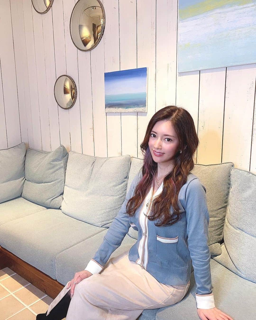 さわいえりさんのインスタグラム写真 - (さわいえりInstagram)「毎月お楽しみな、 表参道GLAD(@hair_salon_glad )で ヘッドスパ&トリートメントしてきた💕  今回は青山さん(@hyogyaaaa )にしてもらったよ〜♩  30分ほどヘッドスパしてもらうんだけど、 熟睡しちゃうほど気持ちの良いマッサージ✨✨ 起きたら髪がトゥルントゥルンにまとまります🥰  ヘッドスパの魅力に気付き最近ハマってます💓 リラックス効果抜群だから一度いってみて欲しいです！  私のインスタ見たで15%offだよ〜♬  そして、@yagbeauty_official で久しぶりに トーニング&ピーリングもして来ました💎  肌がツルッとして艶肌に！お肌のケアも頑張らないと☺️  予約の際に私のInstagramを見ましたで レーザートーニング＋パック 通常価格￥9,000＋tax が ご新規様￥2,980＋tax になるから是非試してみてね❣️ ・ ・ お洋服は、@dress.sugar.moon ・ ・ ・ ・ ・ ・ ・ ・ ・ ・ #findmyself2020#南青山#青山#表参道#GLAD. #西海岸風#西海岸風サロン#ロンハーマン#バレイヤージュ#ダメージレスカラー#グラデーションカラー#ミルクティーベージュ#アモカラー#ツヤ髪#ツヤ巻き#ケアカラー#ファッション#カジュアル#コーディネート#ヴァンクリ#ootd#yagbeautyclinic#ピーリング#トーニング#美肌#美白#綺麗になりたい#イヤリングカラー」12月13日 16時46分 - beauty_eri7