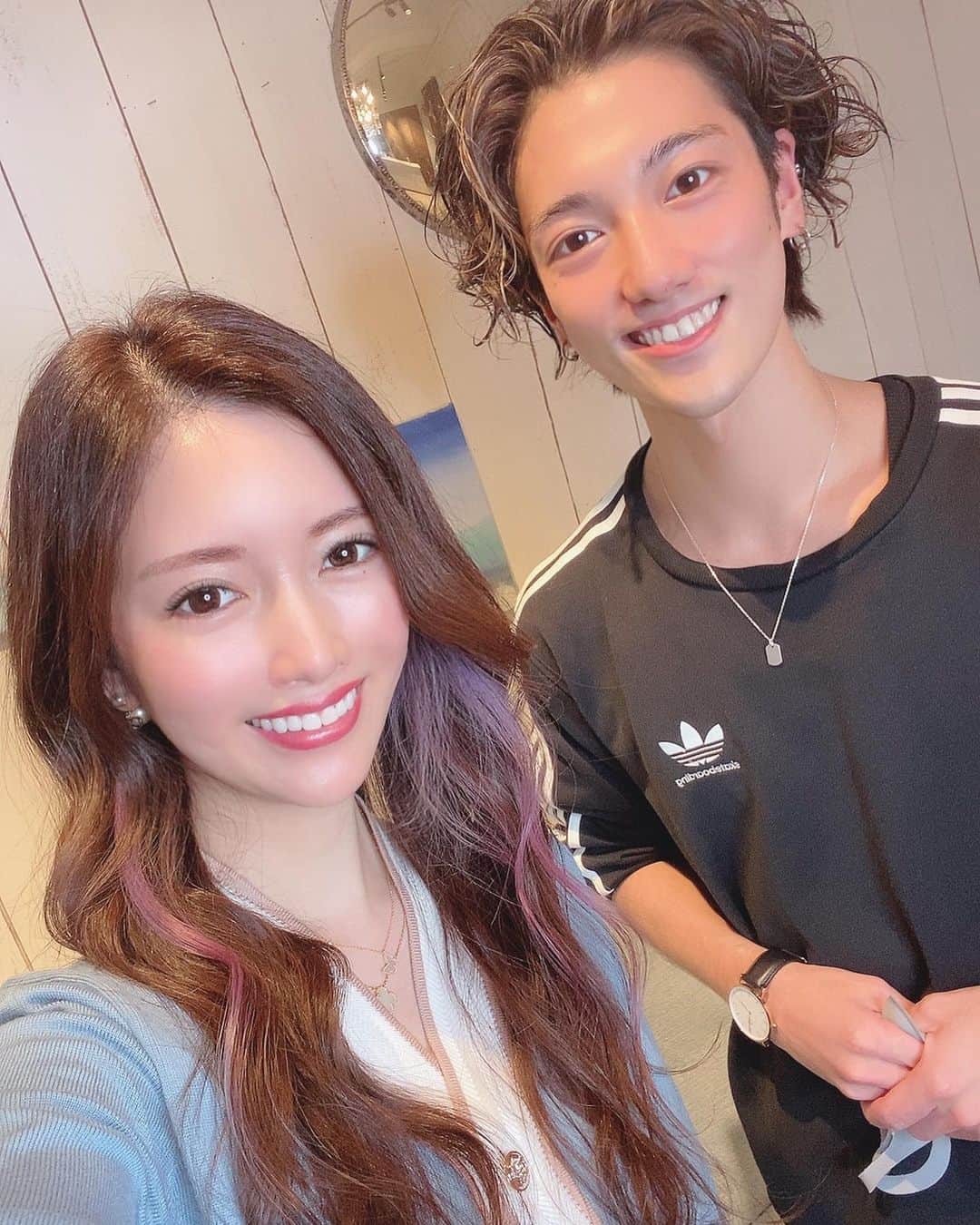 さわいえりさんのインスタグラム写真 - (さわいえりInstagram)「毎月お楽しみな、 表参道GLAD(@hair_salon_glad )で ヘッドスパ&トリートメントしてきた💕  今回は青山さん(@hyogyaaaa )にしてもらったよ〜♩  30分ほどヘッドスパしてもらうんだけど、 熟睡しちゃうほど気持ちの良いマッサージ✨✨ 起きたら髪がトゥルントゥルンにまとまります🥰  ヘッドスパの魅力に気付き最近ハマってます💓 リラックス効果抜群だから一度いってみて欲しいです！  私のインスタ見たで15%offだよ〜♬  そして、@yagbeauty_official で久しぶりに トーニング&ピーリングもして来ました💎  肌がツルッとして艶肌に！お肌のケアも頑張らないと☺️  予約の際に私のInstagramを見ましたで レーザートーニング＋パック 通常価格￥9,000＋tax が ご新規様￥2,980＋tax になるから是非試してみてね❣️ ・ ・ お洋服は、@dress.sugar.moon ・ ・ ・ ・ ・ ・ ・ ・ ・ ・ #findmyself2020#南青山#青山#表参道#GLAD. #西海岸風#西海岸風サロン#ロンハーマン#バレイヤージュ#ダメージレスカラー#グラデーションカラー#ミルクティーベージュ#アモカラー#ツヤ髪#ツヤ巻き#ケアカラー#ファッション#カジュアル#コーディネート#ヴァンクリ#ootd#yagbeautyclinic#ピーリング#トーニング#美肌#美白#綺麗になりたい#イヤリングカラー」12月13日 16時46分 - beauty_eri7