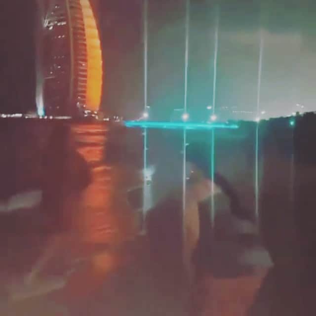 エイミー・ウィラートンのインスタグラム：「Nights with @missmalinsara tend to end this way #dubai ♥️ ps not drunk just high on life #liveyourtruth 🔥💫」