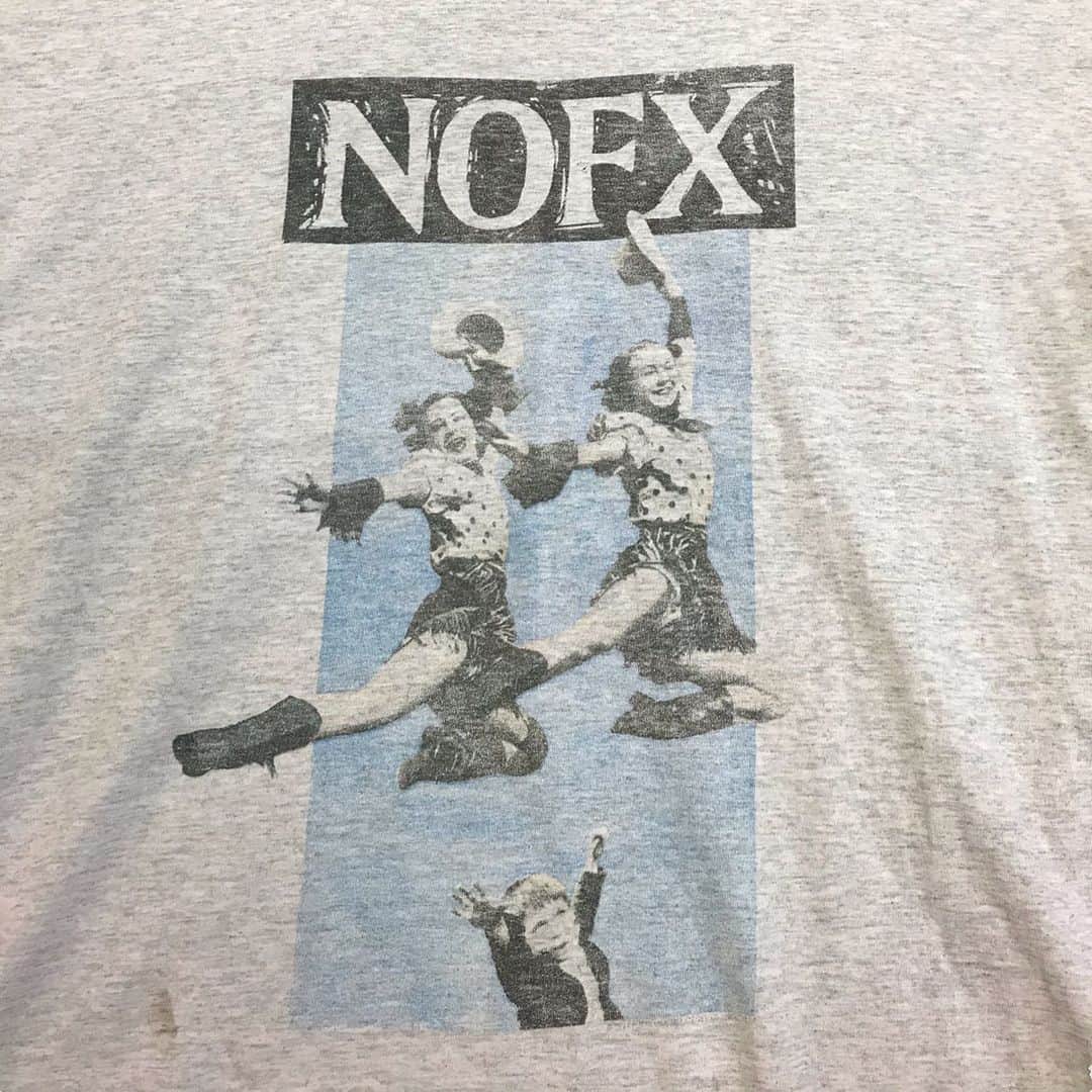 ジャムルさんのインスタグラム写真 - (ジャムルInstagram)「1990's～ NOFX ¥14500+tax  カリフォルニアで結成されたバンド、NOFX。 スピーディーでポップな楽曲が特徴で、メロコアの草分け的存在なバンドで、 中心メンバーであるファット・マイクは91年にレーベル Fat Wreck Chordsを立ち上げ、 あのハイスタをプロデュース、日本に逆輸入させヒットしたのも有名な話です。  こちらは彼等の作品の中でも人気の高い94年リリースのアルバム「punk in drublic」のTシャツ。 アルバムジャケットと同じシュールなグラフィックにこの色使いは見かける事の少ない希少な1枚です。 .  WEB SHOPに入荷しております。 是非ご覧ください。 jammru.com  #お問い合わせはお電話で承ります #jammru#jammru_tee#vintagetshirt#vintagetee#nofx #osaka  #fashion  #streetstyle  #streetfashion  #vtg  #vintage  #used  #usedclothing  #古着 #古着屋 #ファッション #70s #80s #90s #ご来店の際はマスクの着用をお願い致します」12月13日 16時49分 - jammru