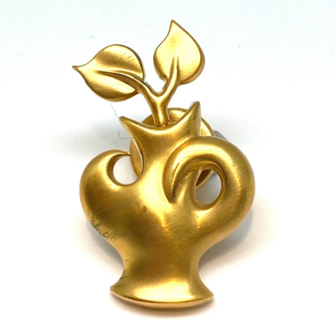 ホアキンベラオのインスタグラム：「Los pin de solapa , yo los llevo en mi chaqueta un montón de años . Y son para ella y también para el. Os iré presentando más en plata y bronce patinado y dorado」