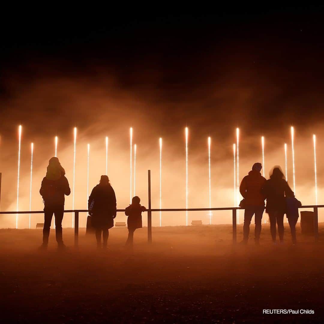 ABC Newsさんのインスタグラム写真 - (ABC NewsInstagram)「People enjoy The Land of Light show at Longleat House, in Warminster, Britain December 12, 2020. #lightshow #britain」12月13日 17時00分 - abcnews