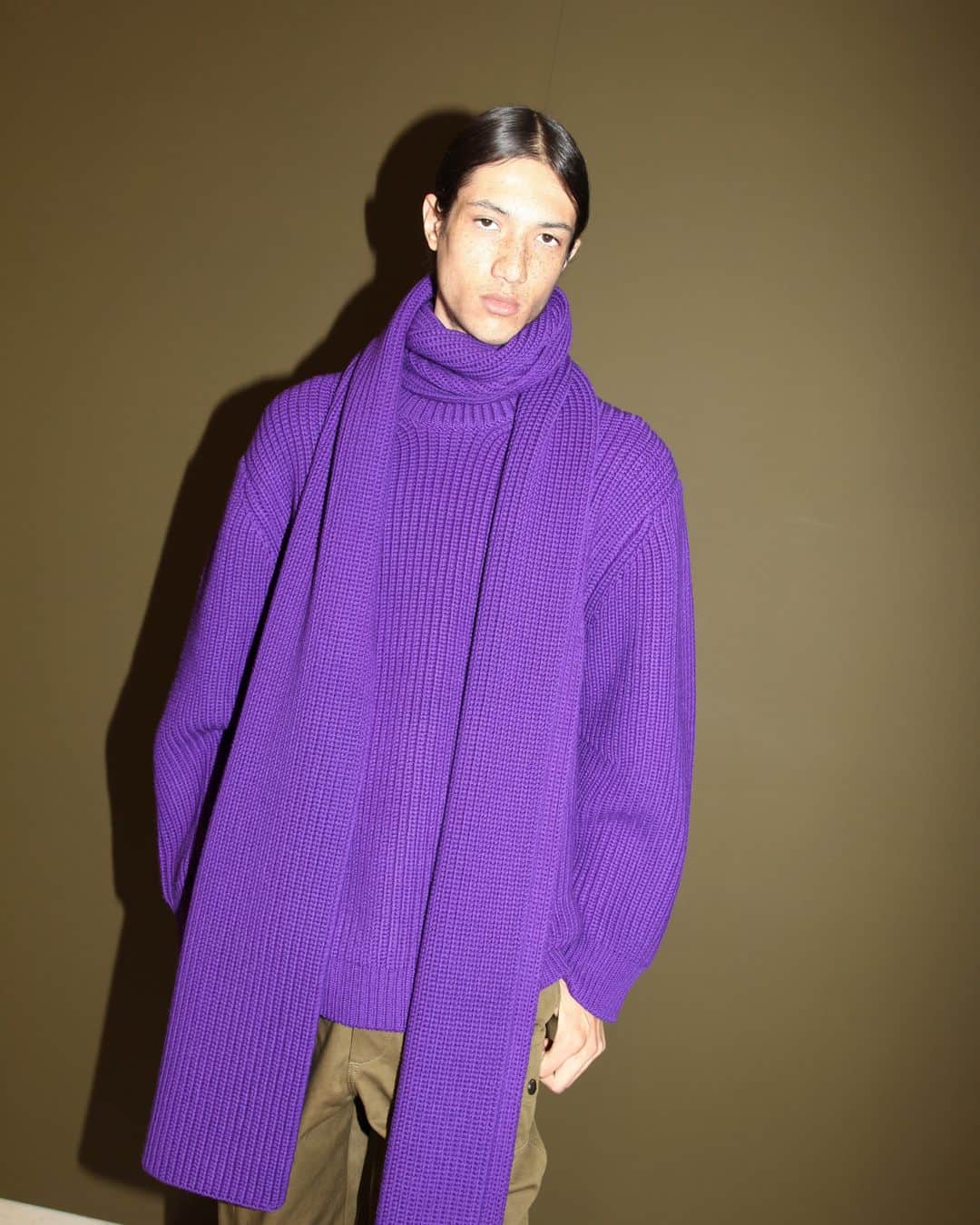 のインスタグラム：「A PURPLE SCARF AND SWEATER : STRENGTH OF COLOR FOR WINTER⁣ ⁣ photo - @alexbrunetofficial⁣ model - @icedtrea⁣ ⁣ #LHommeBarbaraBui #fw20 #purple #knitwear」