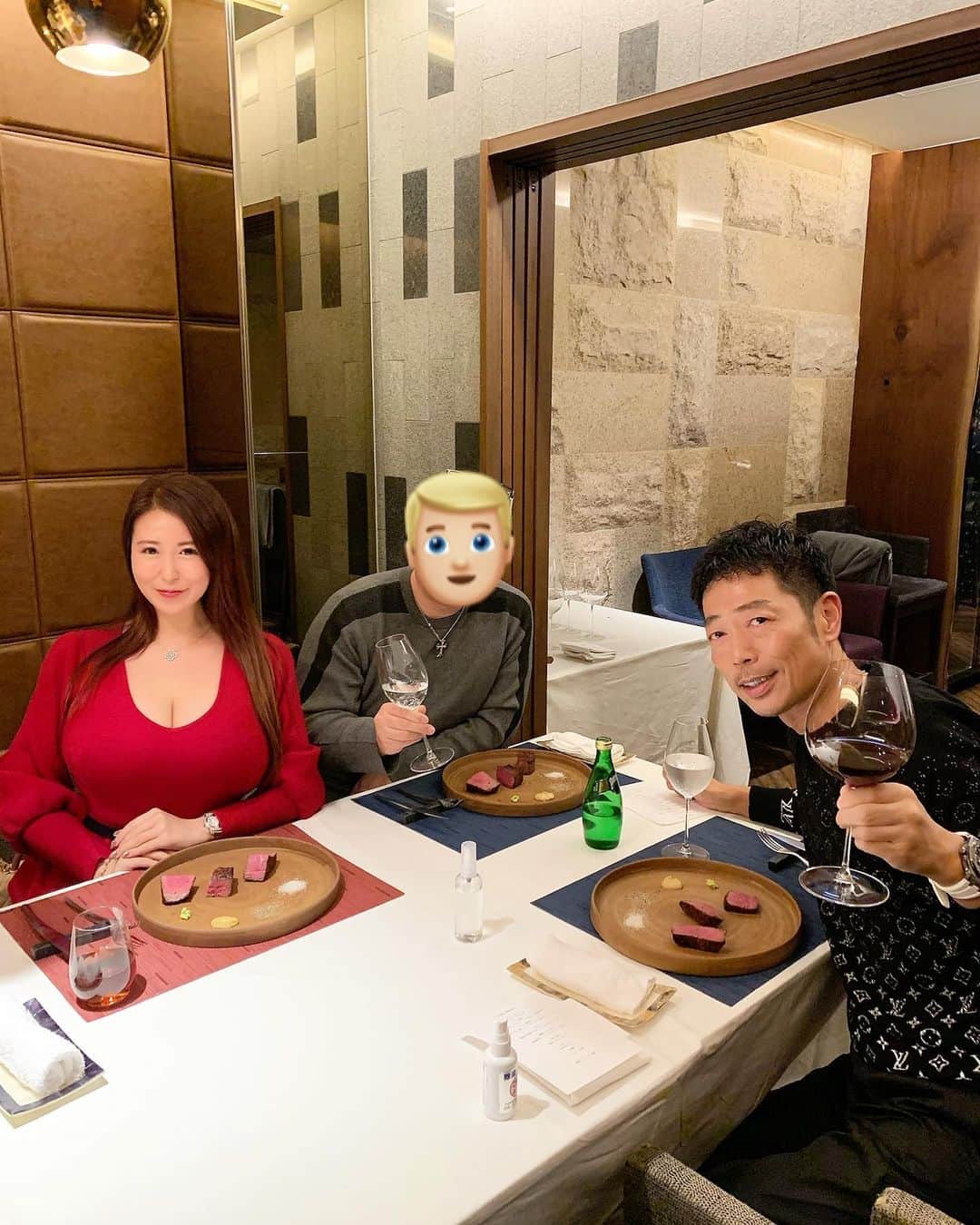 ayuさんのインスタグラム写真 - (ayuInstagram)「Dinner at a friend's steak restaurant🥩🍽Had a good time❤️✨ ・ @kamayaki.steak.fukuda  北新地の窯焼きステーキ福田さんにてdinner🍷🥩🍽 @eiji.matsubara 松原さんと、彼と3人で✨お話夢中になり 気づけば４時間半くらいお食事してました😆😋 楽しい時間はあっと言う間✨ 窯焼きステーキ福田さんのステーキは柔らかくて、お肉の旨味もギュッと凝縮されており絶品なの🥰 お気に入りのステーキ店です🥩 ・ #大阪#北新地#大阪グルメ#北新地グルメ#ステーキ#肉#肉料理#窯焼きステーキ福田#食べログ#ayuログ#肉スタグラム」12月13日 16時52分 - ayu888ayu