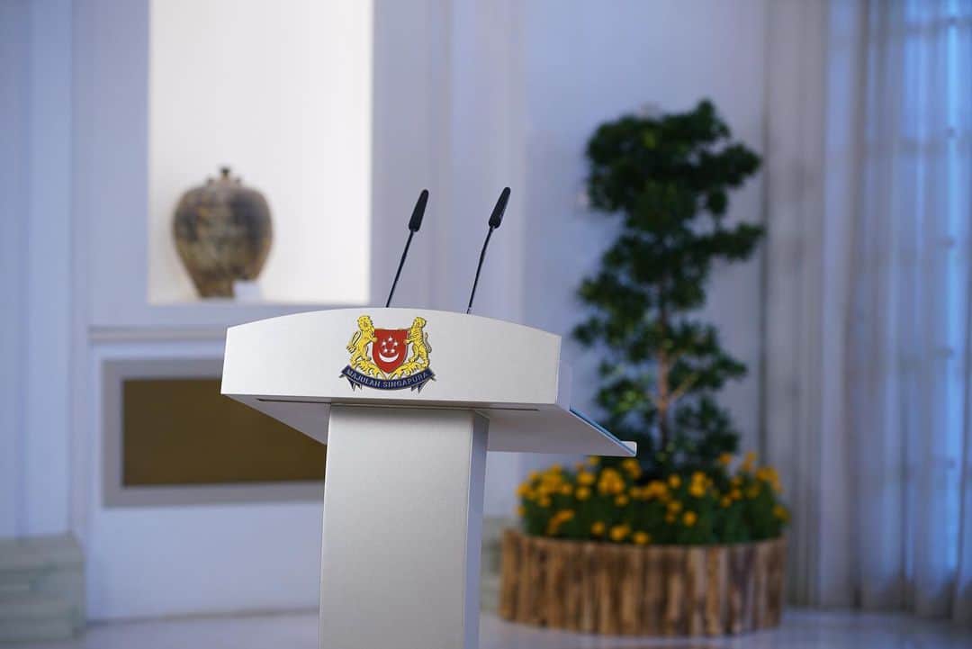 リー・シェンロンのインスタグラム：「It’s been some time since my last address on COVID-19. I will be doing it again tomorrow, to update everyone on the current situation and the outlook for next year. The Co-Chairs of the Ministerial Task Force will hold a press conference immediately after.⠀ ⠀ My speech will be livestreamed on my Facebook Page (www.facebook.com/leehsienloong) at 5pm on Monday, 14 December. You can also catch it live on @mediacorp TV channels and radio. Do tune in! ⠀ ⠀ But please stay calm – no need to stock up on anything! – LHL⠀ ⠀ (MCI Photo by Lee Jia Wen)」